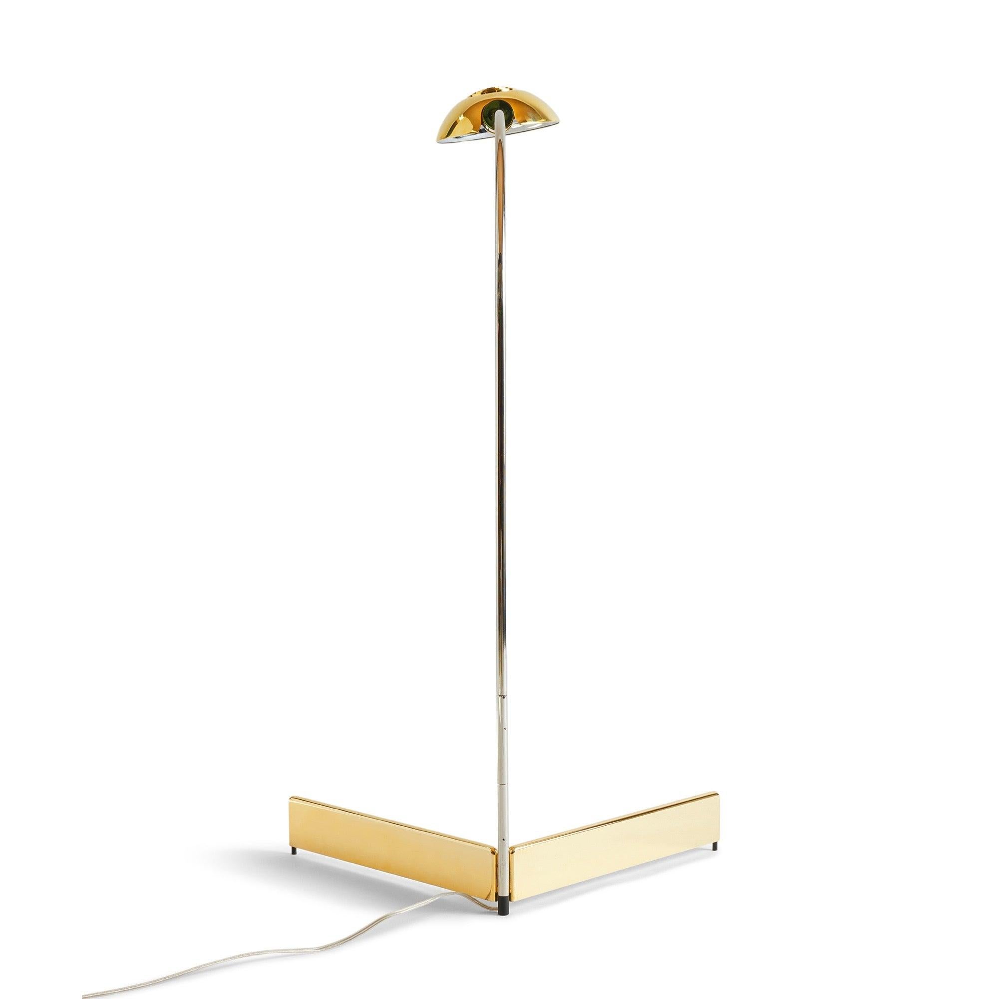 Lampadaire en laiton avec un abat-jour rond, une base fourchue et une tige pivotante chromée.
