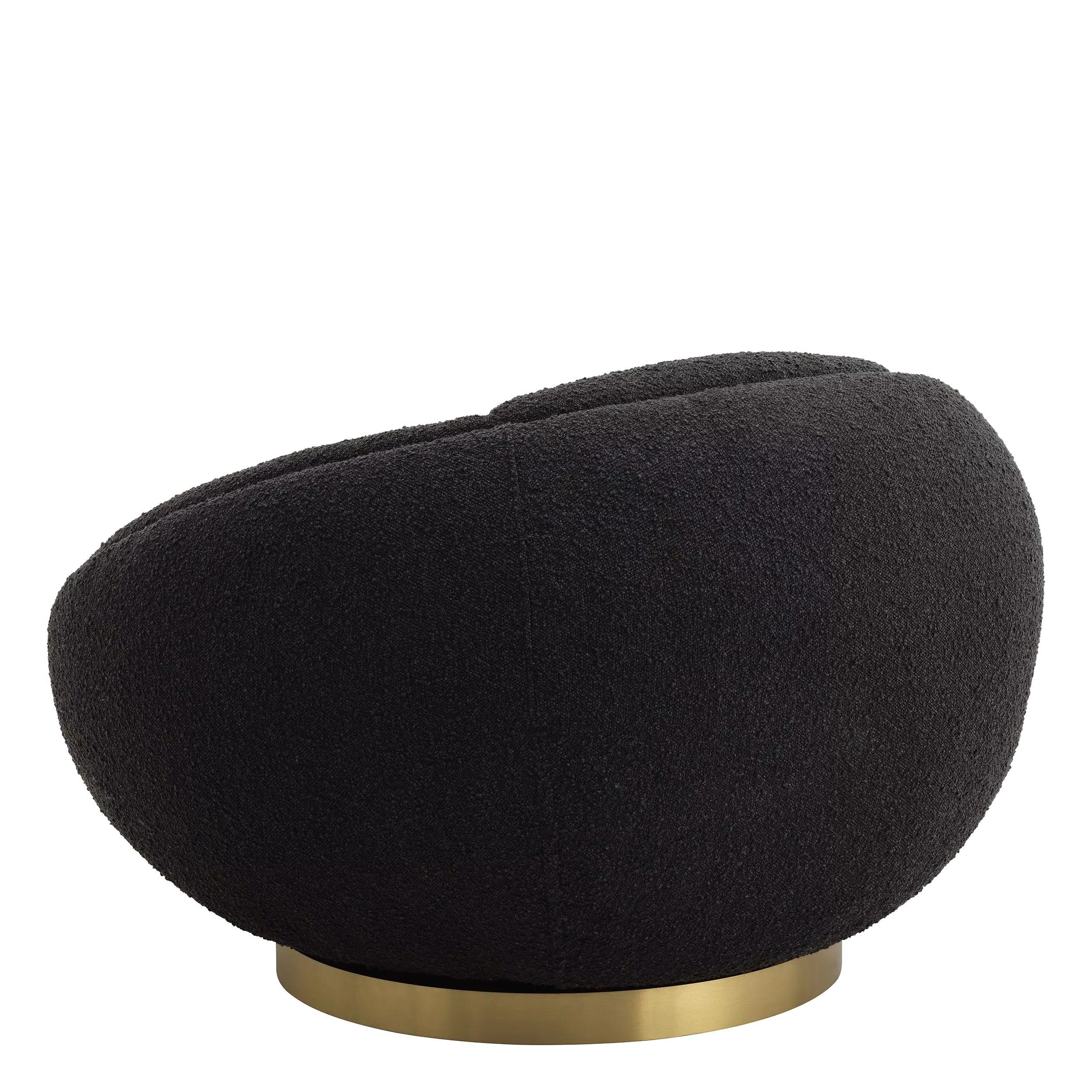 Fauteuil pivotant accueillant et de forme ronde en tissu bouclé noir avec des finitions en laiton.