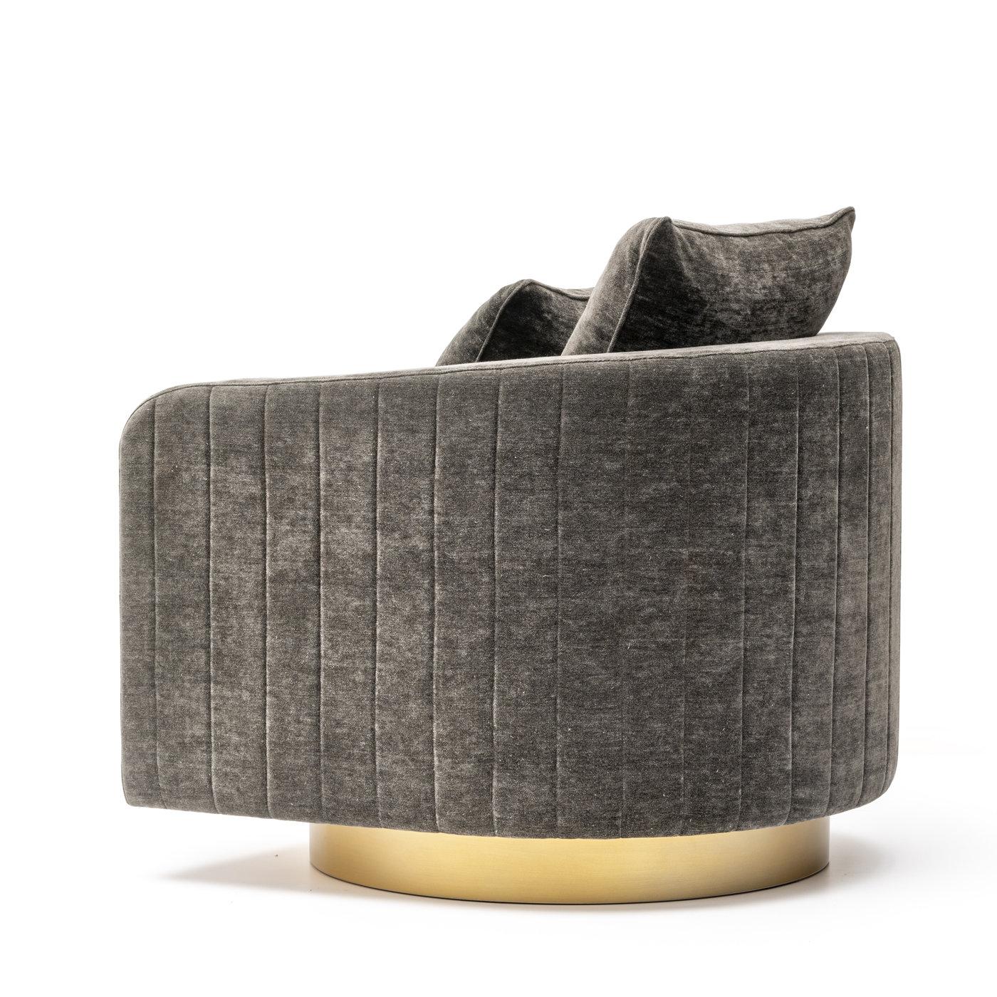 Con un diseño ecléctico, enriquecido con detalles suntuosos y contrarrestado por un sobrio tapizado marrón oscuro de tejido aterciopelado, este exquisito sillón giratorio presenta una silueta atrevida y curvada con un motivo acanalado que adorna