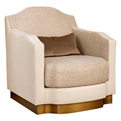 La struttura della poltrona girevole è realizzata in legno massiccio e  Wood Bronze o Silver Frame