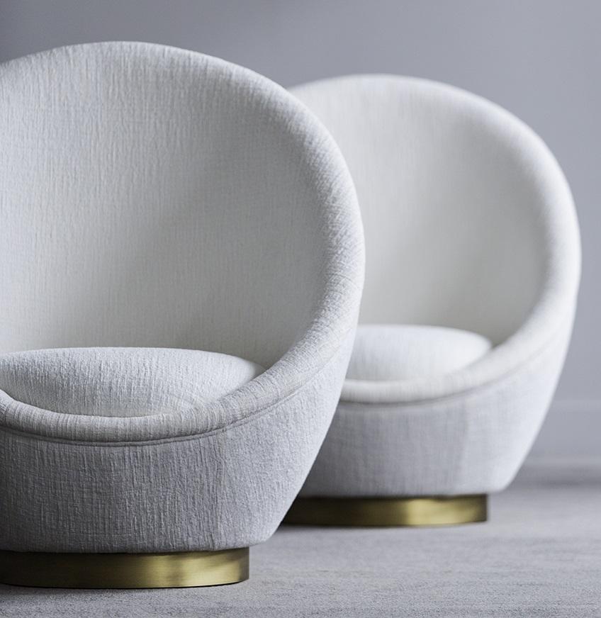 Fauteuil pivotant en tissu bouclé et base en laiton Neuf à NEW YORK, NY