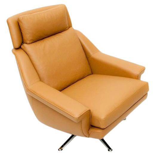 Modern Swivel Armchair In Rich Camel Leather and Stainless Steel Base For Sale