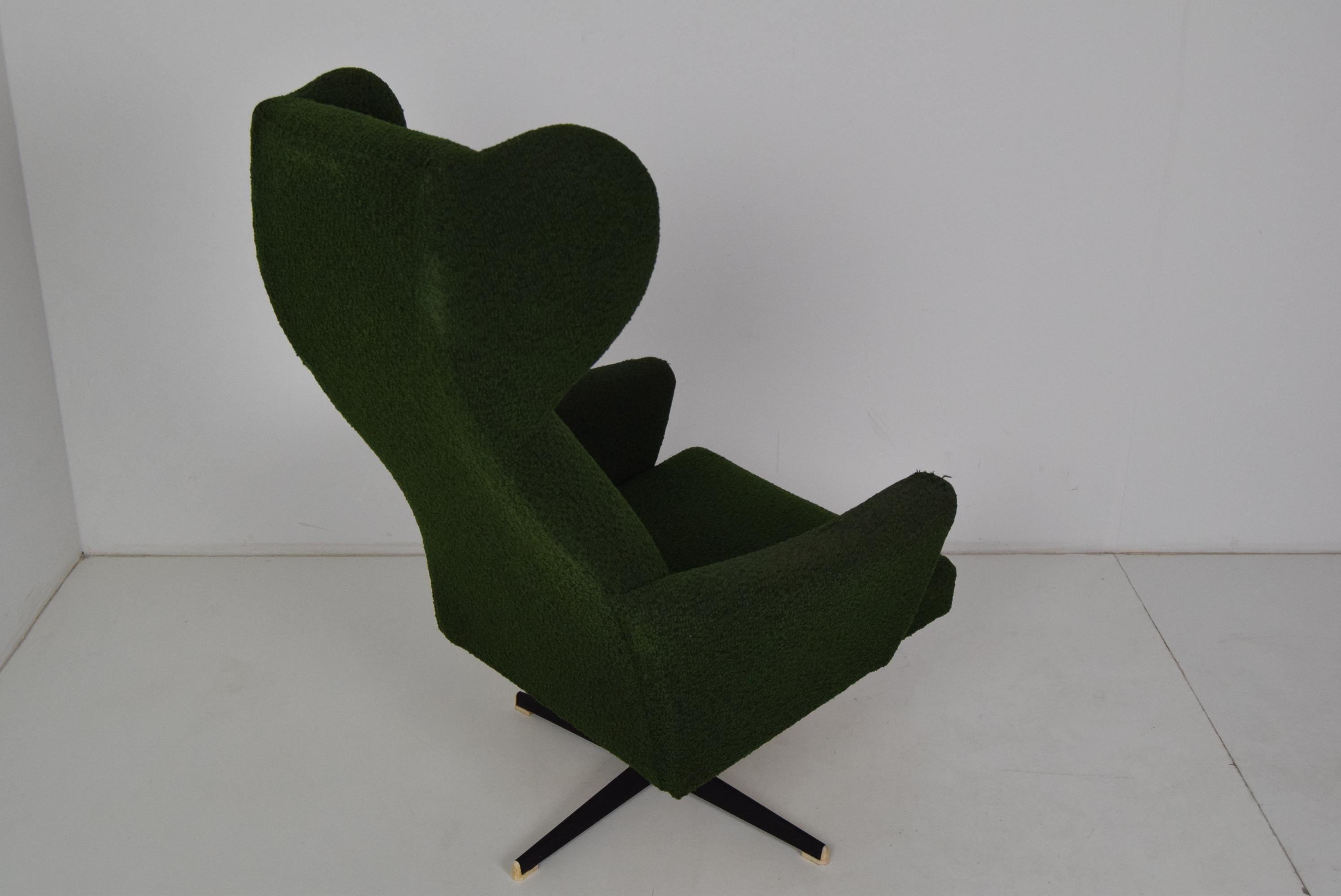 Swivel Armchair in the Middle of the Century, 1970's For Sale 3