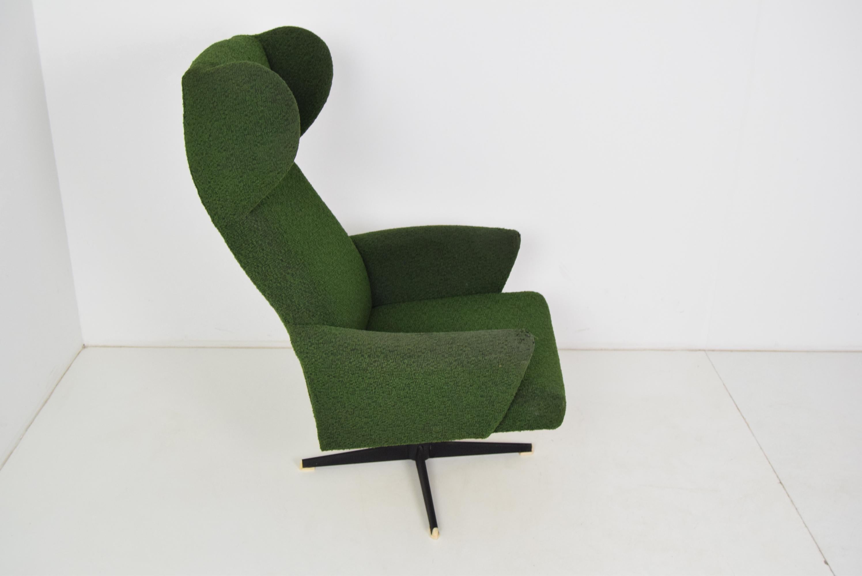 Swivel Armchair in the Middle of the Century, 1970's For Sale 4