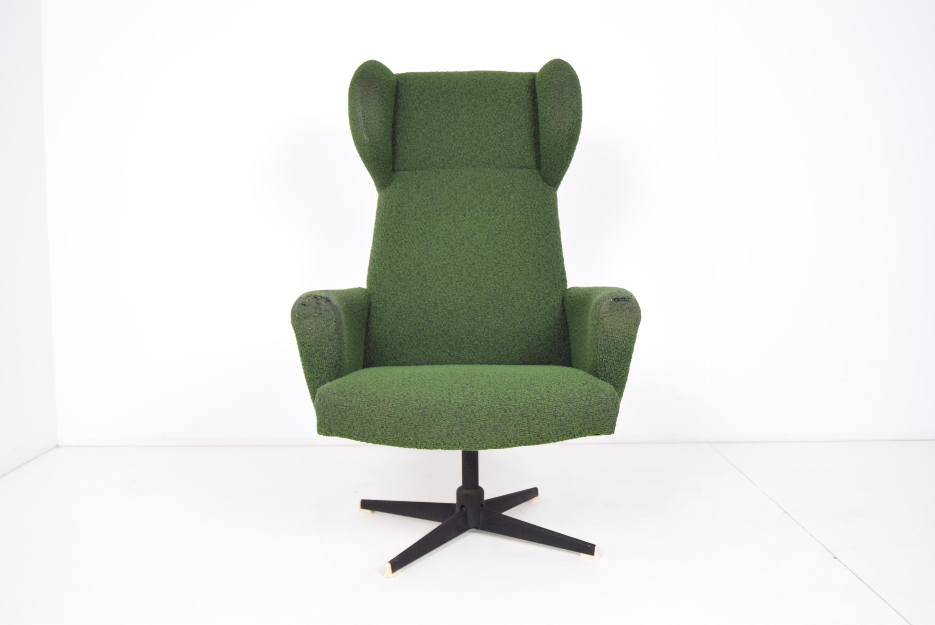 Fauteuil pivotant au milieu du siècle, années 1970 État moyen - En vente à Praha, CZ