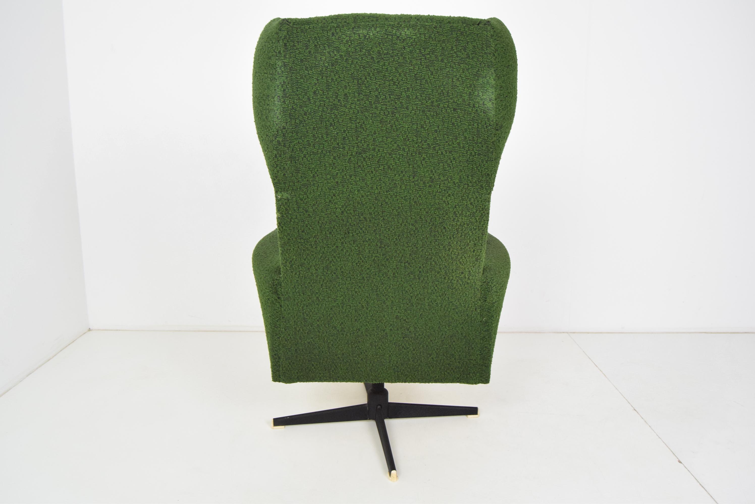 Swivel Armchair in the Middle of the Century, 1970's For Sale 2