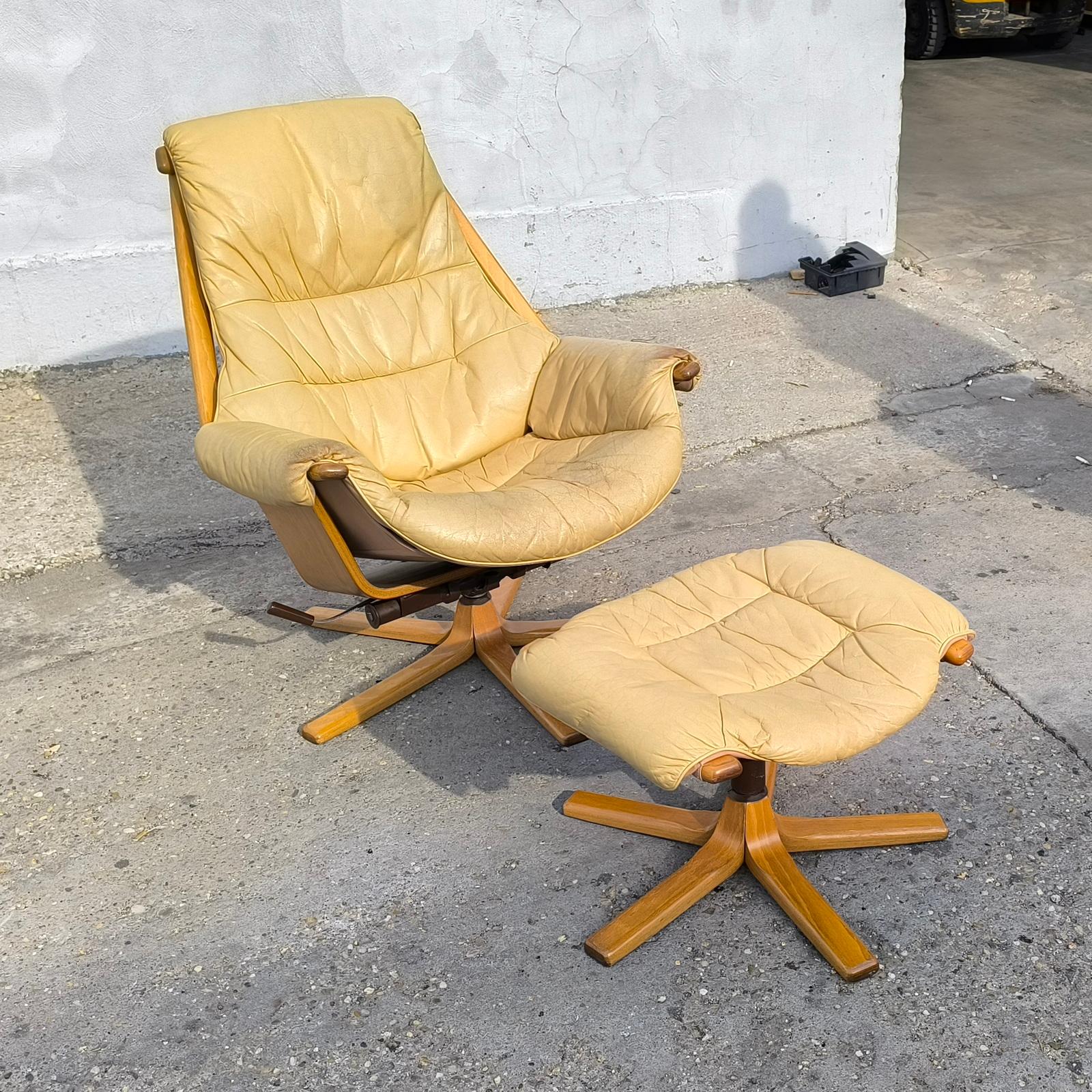 Fauteuil inclinable pivotant avec repose-pieds, Göte Möbel, Suède, années 1970
Il est fabriqué en hêtre cintré avec un revêtement en cuir beige. Le siège est rotatif et réglable en position haute. Le Label du fabricant d'origine est indiqué sous le