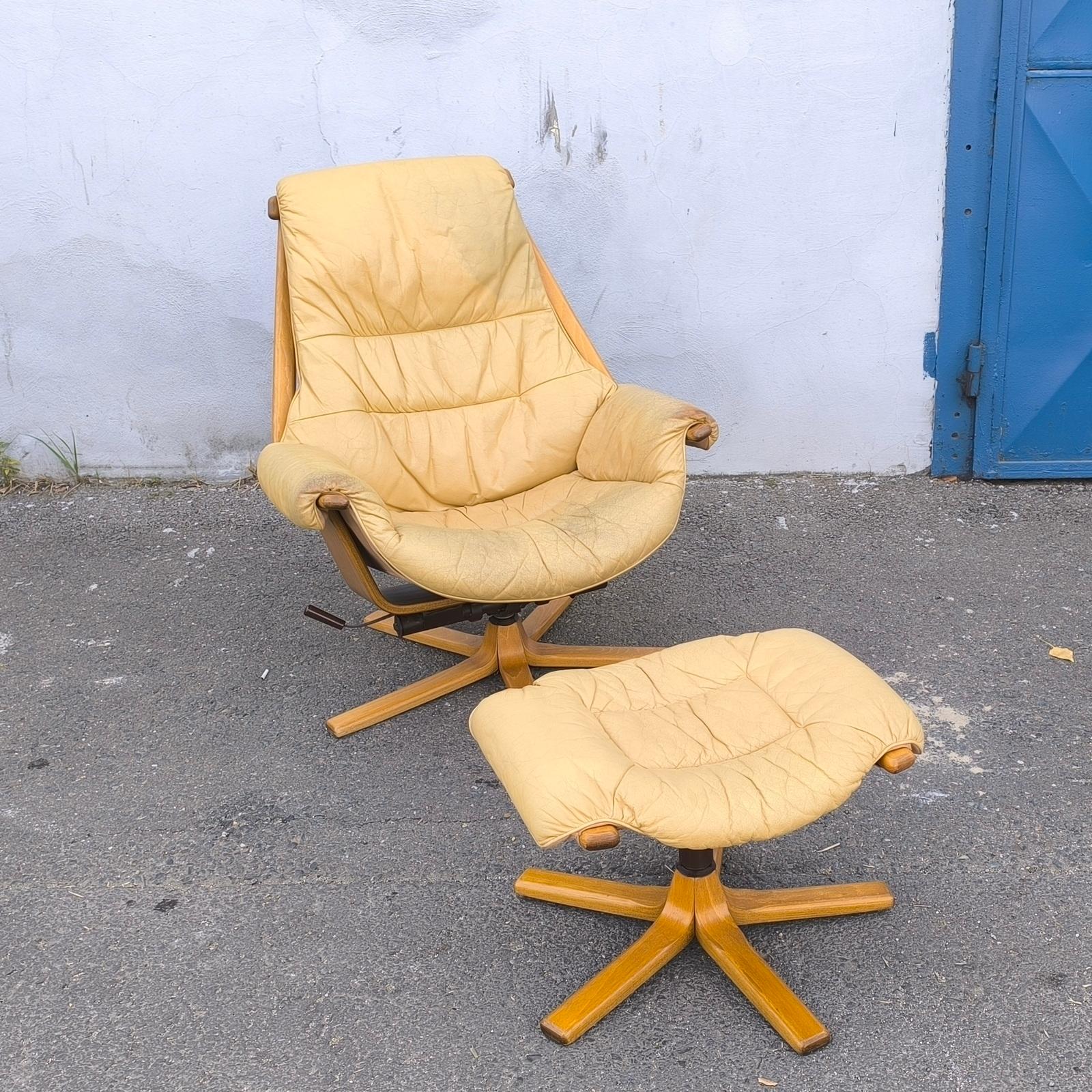 Mid-Century Modern Fauteuil pivotant avec repose-pieds, Göte Möbel, Suède, années 1970 en vente
