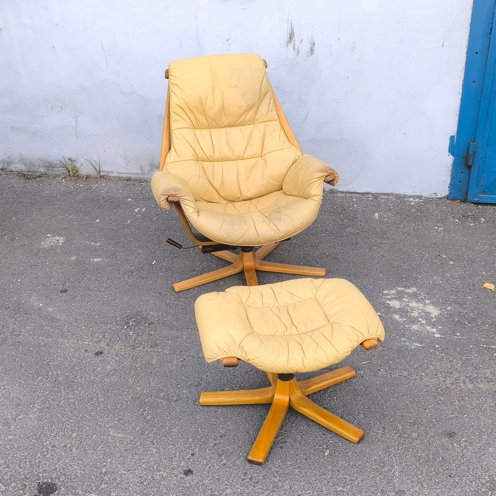Suédois Fauteuil pivotant avec repose-pieds, Göte Möbel, Suède, années 1970 en vente