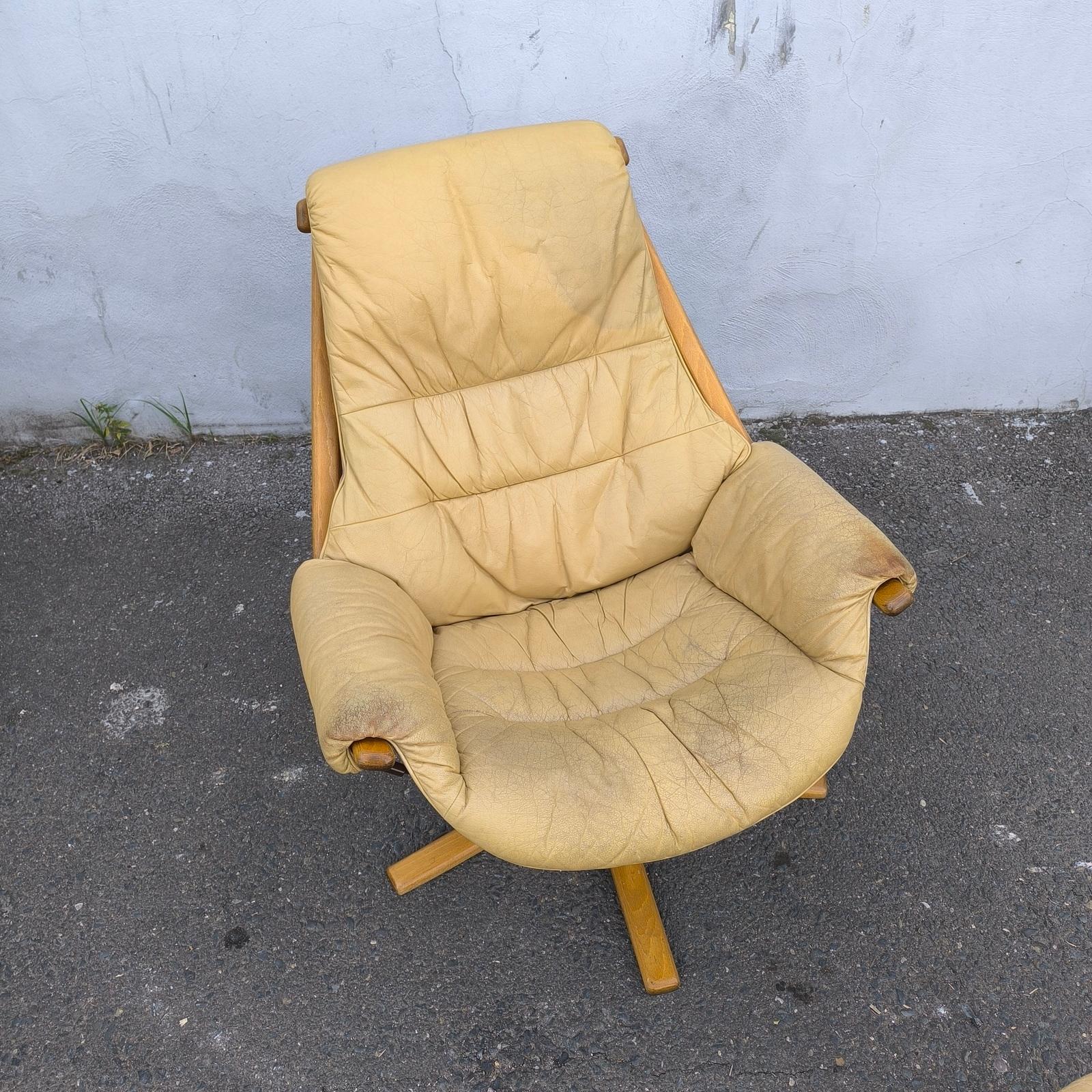 Cuir Fauteuil pivotant avec repose-pieds, Göte Möbel, Suède, années 1970 en vente