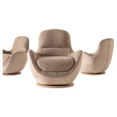 Drehsessel mit skulpturaler Form und Untergestell aus Eiche - Modern