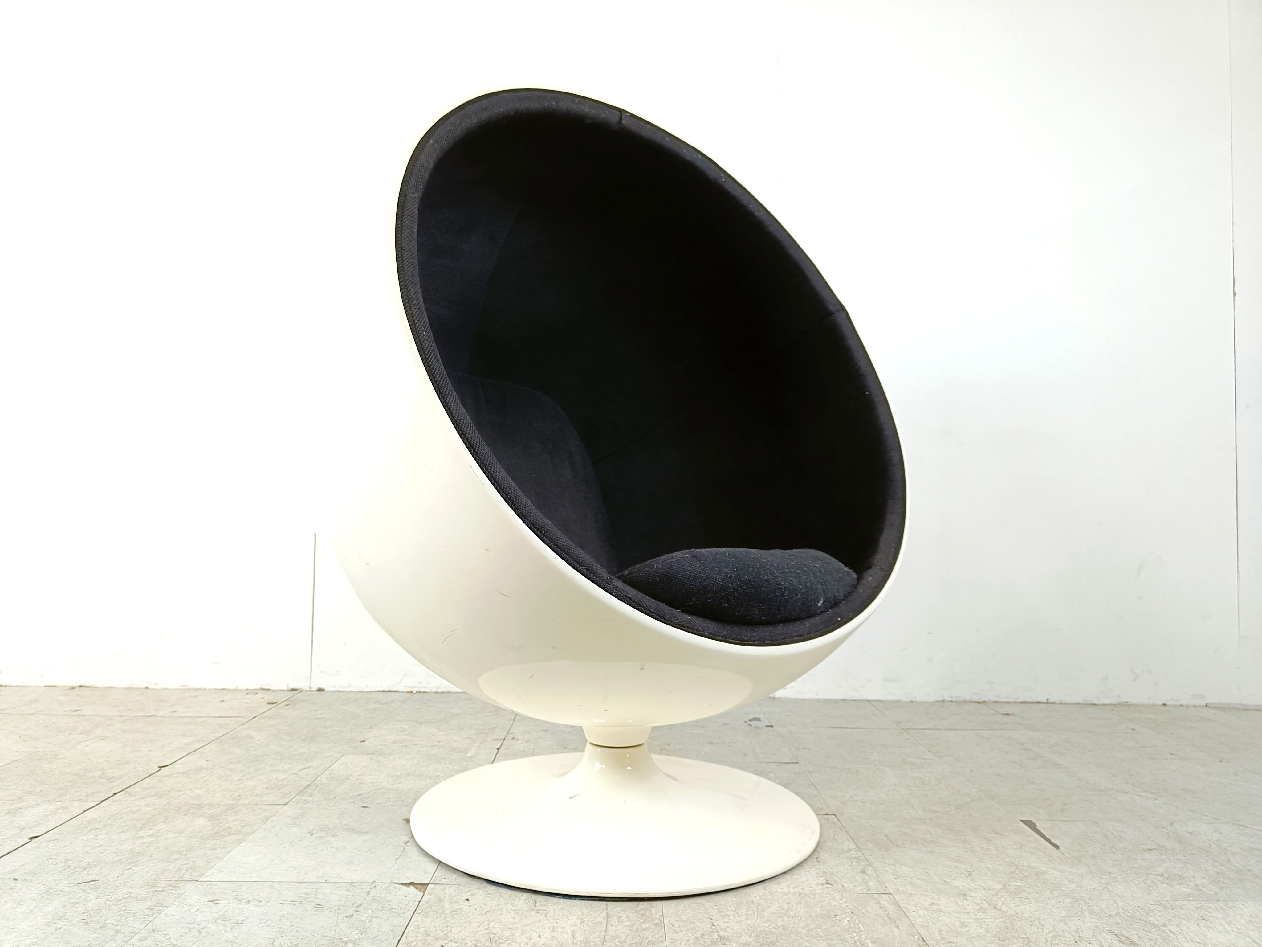 Abalone Swivel ball chair attributed to Eero Aarnio, 1980s For Sale