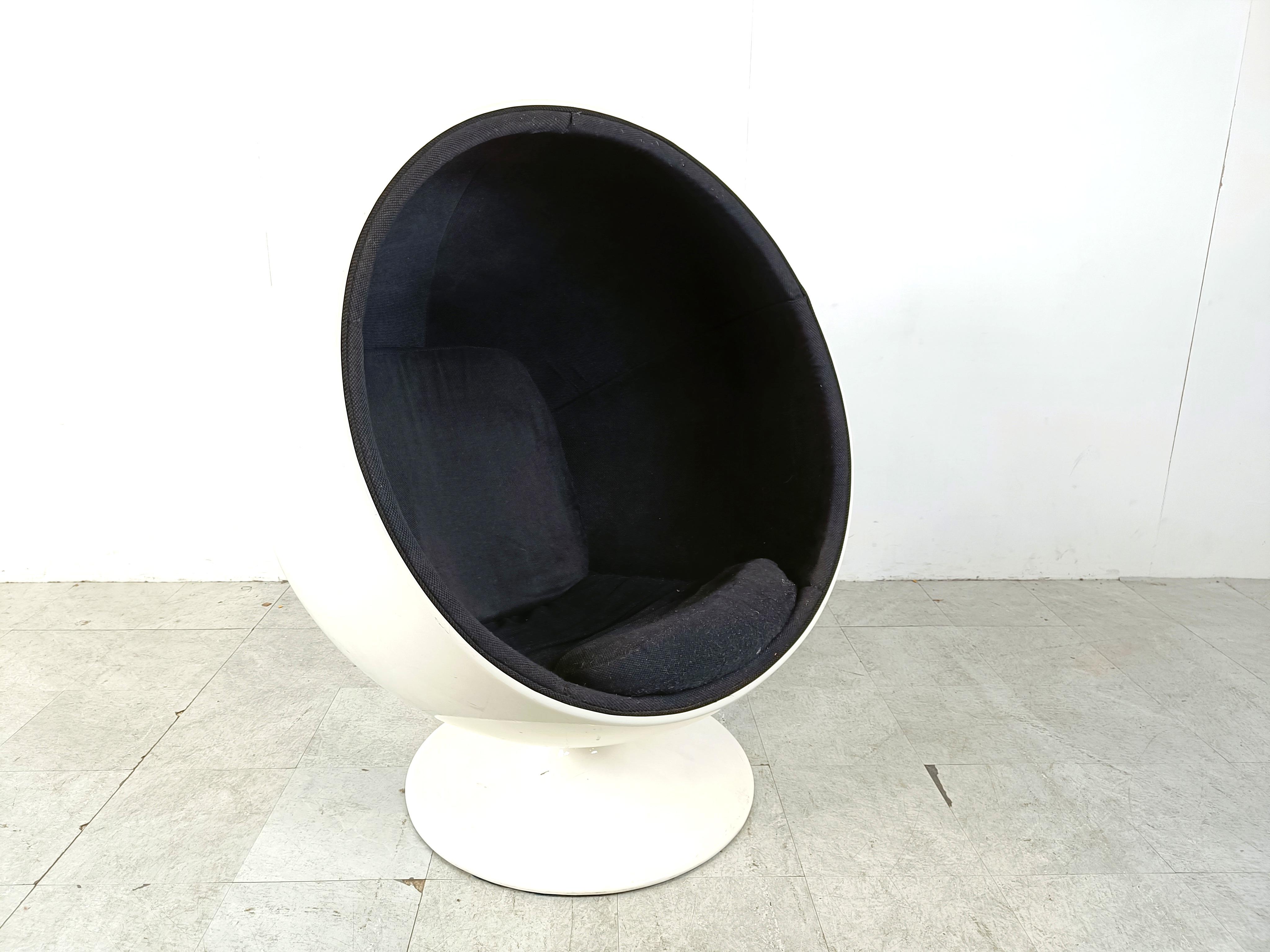 Swivel ball chair attributed to Eero Aarnio, 1980s For Sale 1