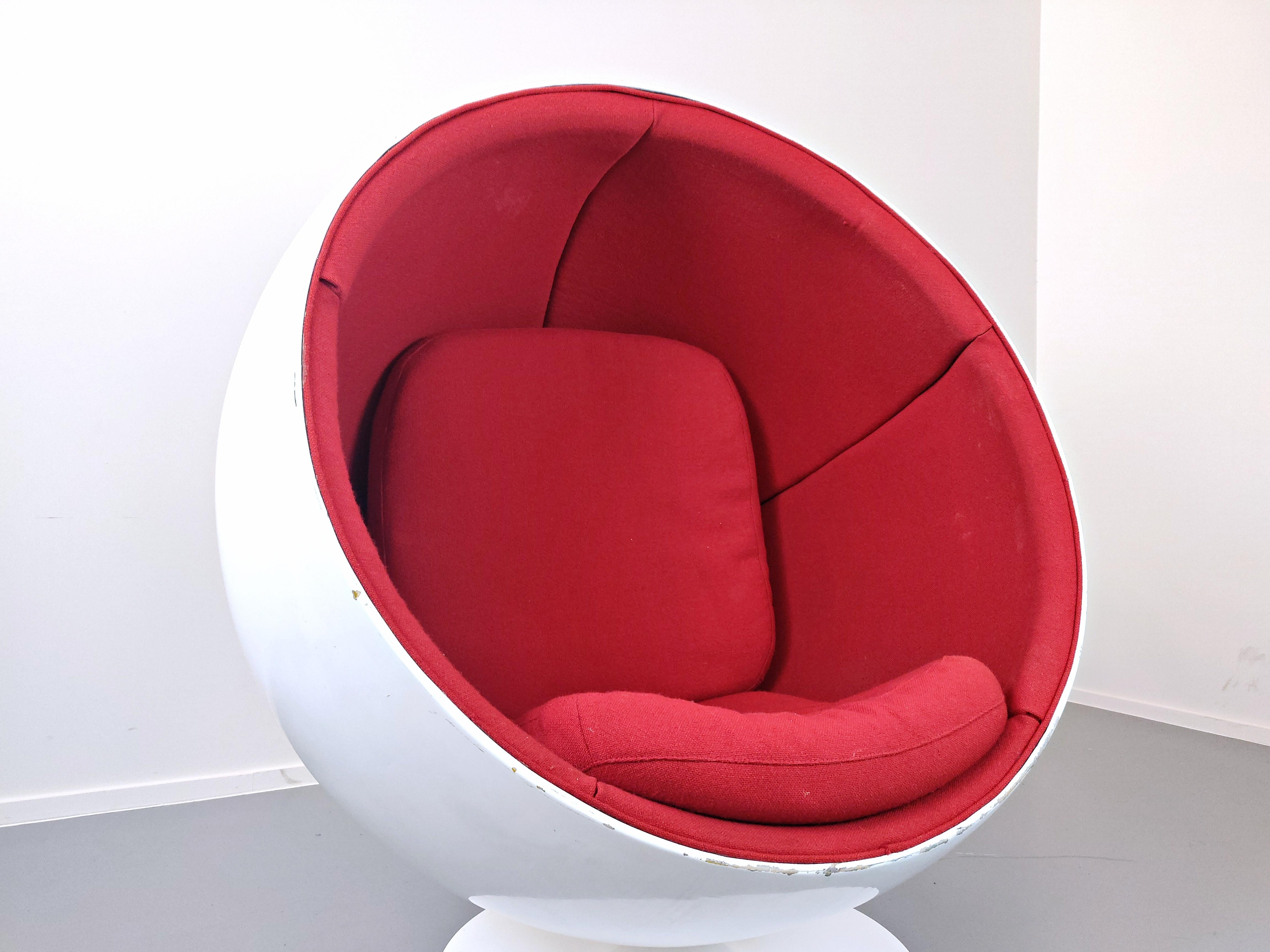 Swivel ball chair attributed to Eero Aarnio.