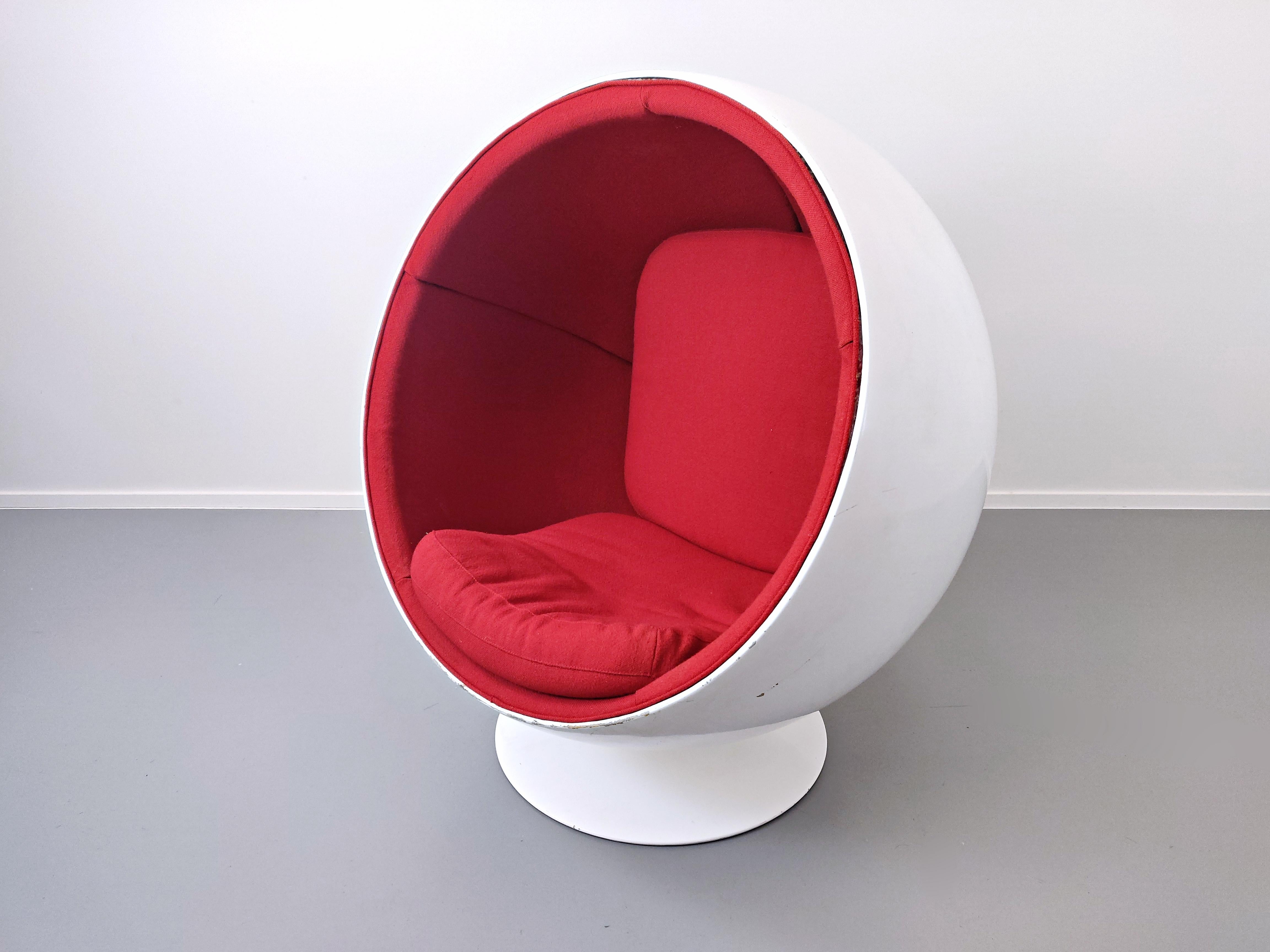 Swivel Ball Chair Attributed to Eero Aarnio In Fair Condition In Brussels, BE