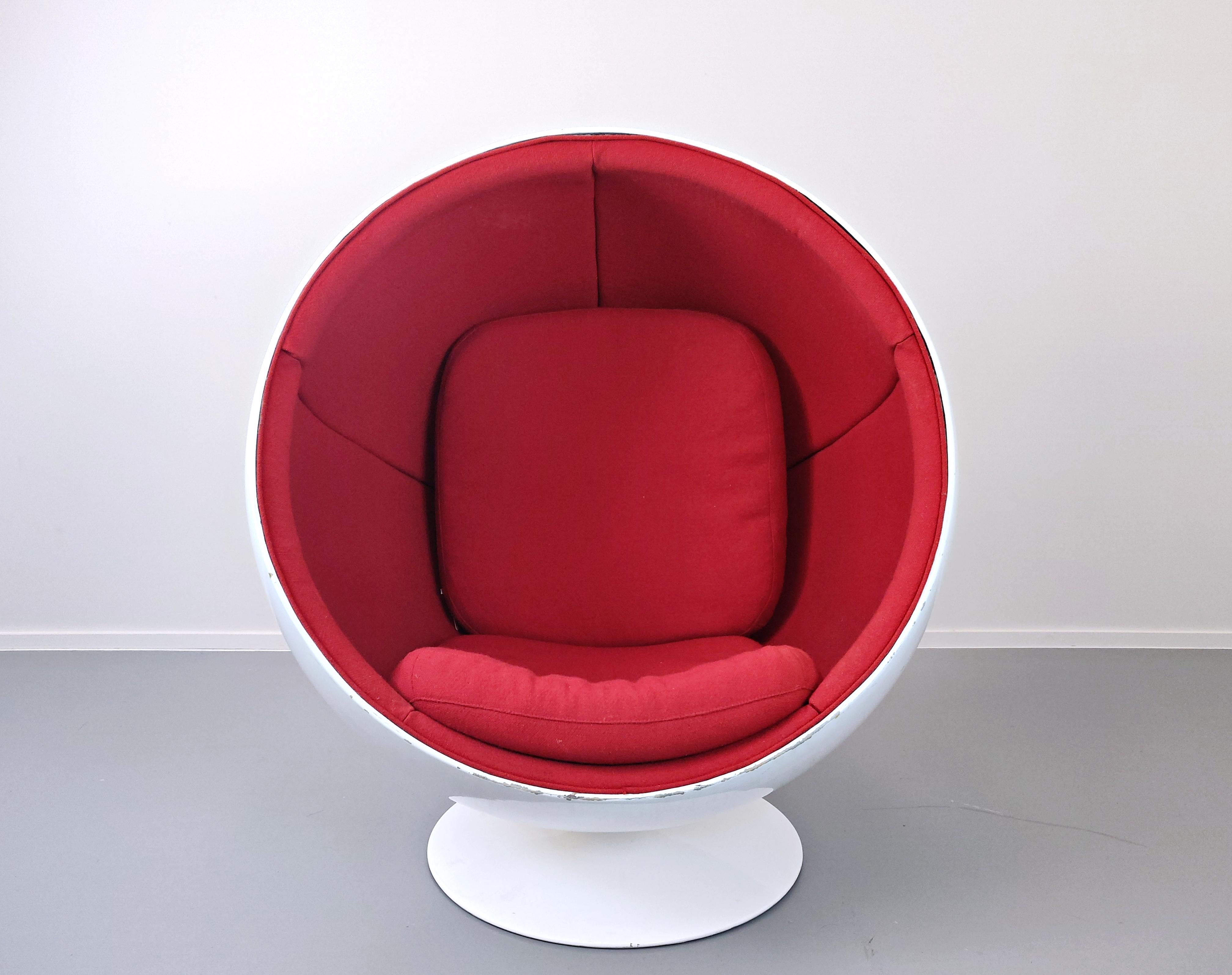 Mid-20th Century Swivel Ball Chair Attributed to Eero Aarnio