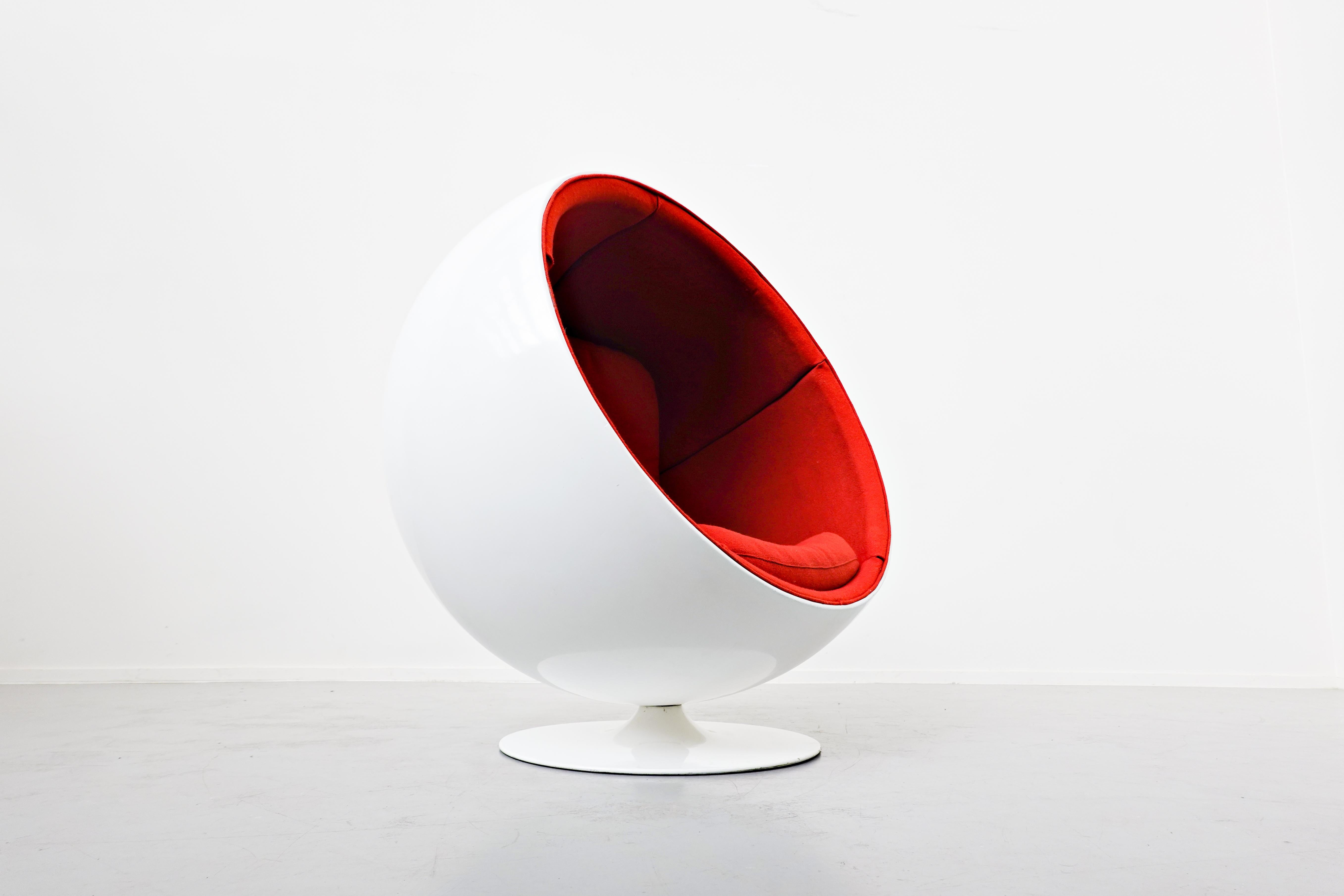 Swivel Ball Chair Attributed to Eero Aarnio In Fair Condition In Brussels, BE