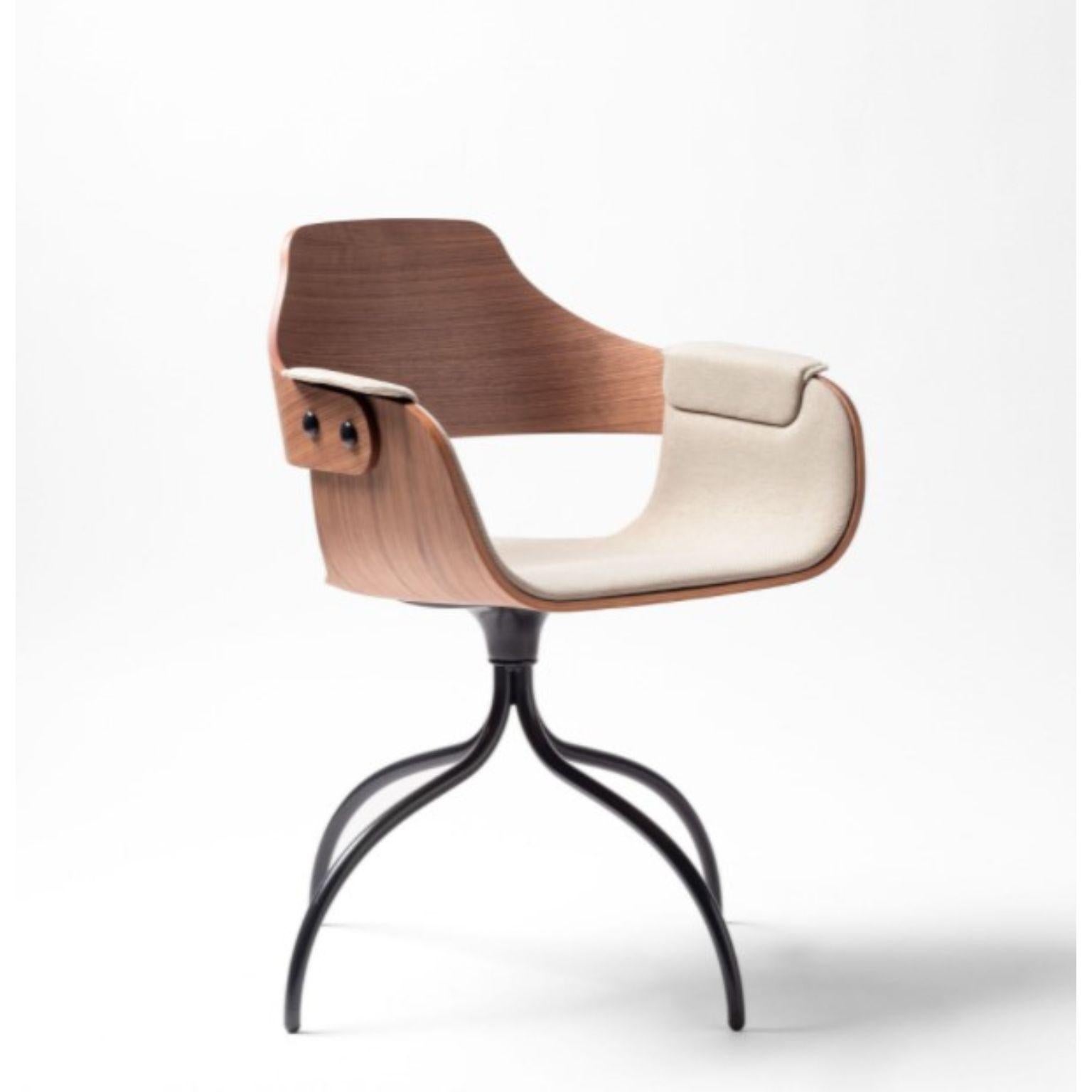 Swivel Base Showtime Beige Chair by Jaime Hayon
Dimensions: D 55 x W 55 x H 79 cm 
Materials: Powder-coated steel or aluminum structure. Legs, seat, and backrest in plywood with exteriors in natural ash, walnut, or ash stained black. Metallic