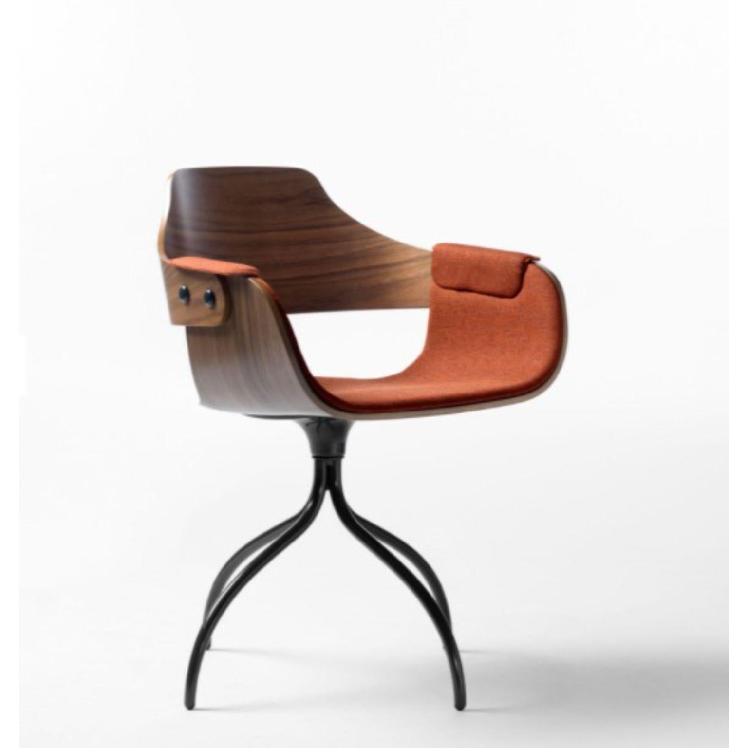 Swivel base showtime orange chair by Jaime Hayon.
Dimensions: D 55 x W 55 x H 79 cm.
Materials: Powder-coated steel or aluminum structure. Legs, seat, and backrest in plywood with exteriors in natural ash, walnut, or ash stained black. Metallic