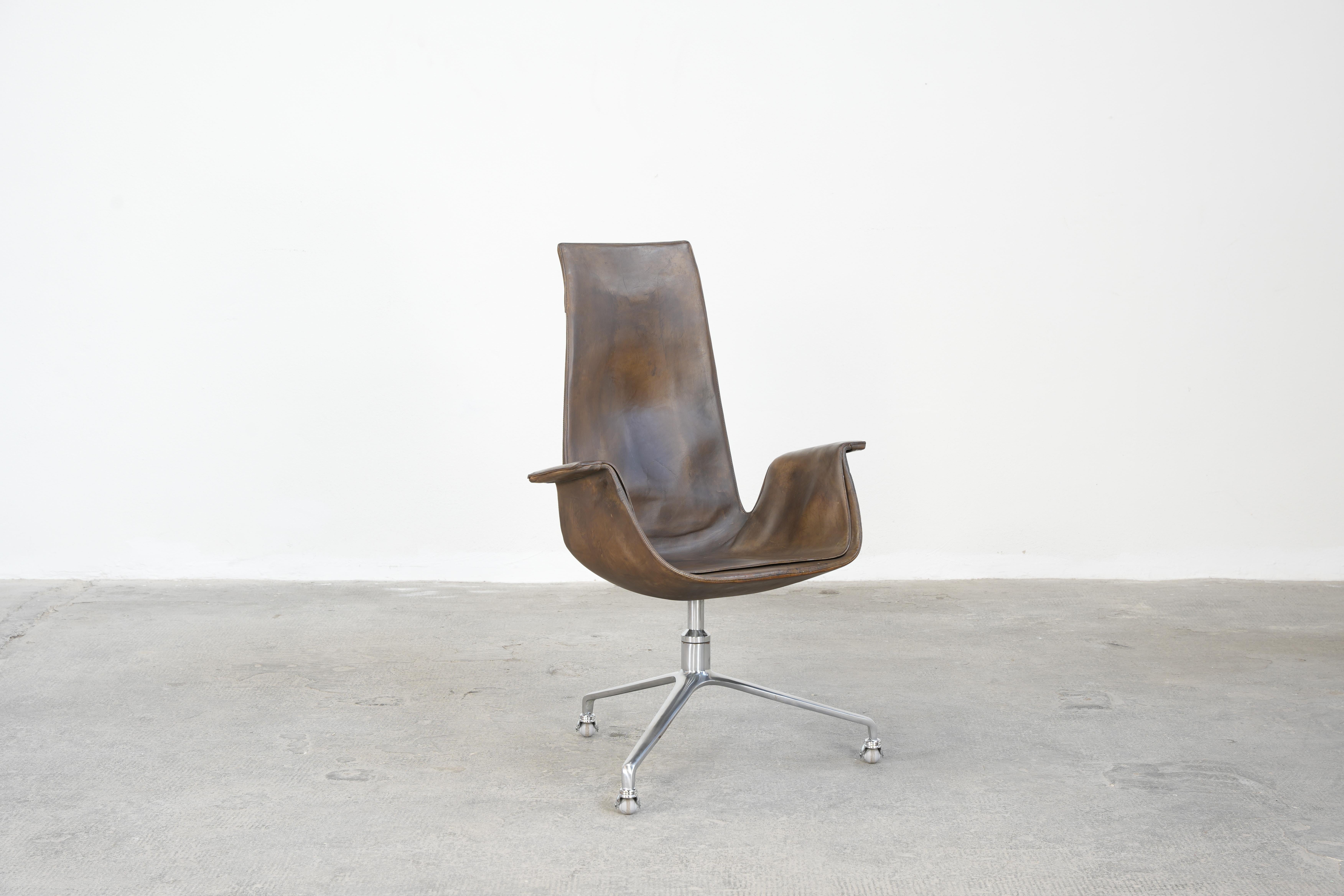 Beautiful tulip chair designed by Preben Fabricius and Jørgen Kastholm and produced by Alfred Kill International. 
The chair comes in original condition with beautifully patinated leather in dark cognac brown.
Overall the chair is in a very good