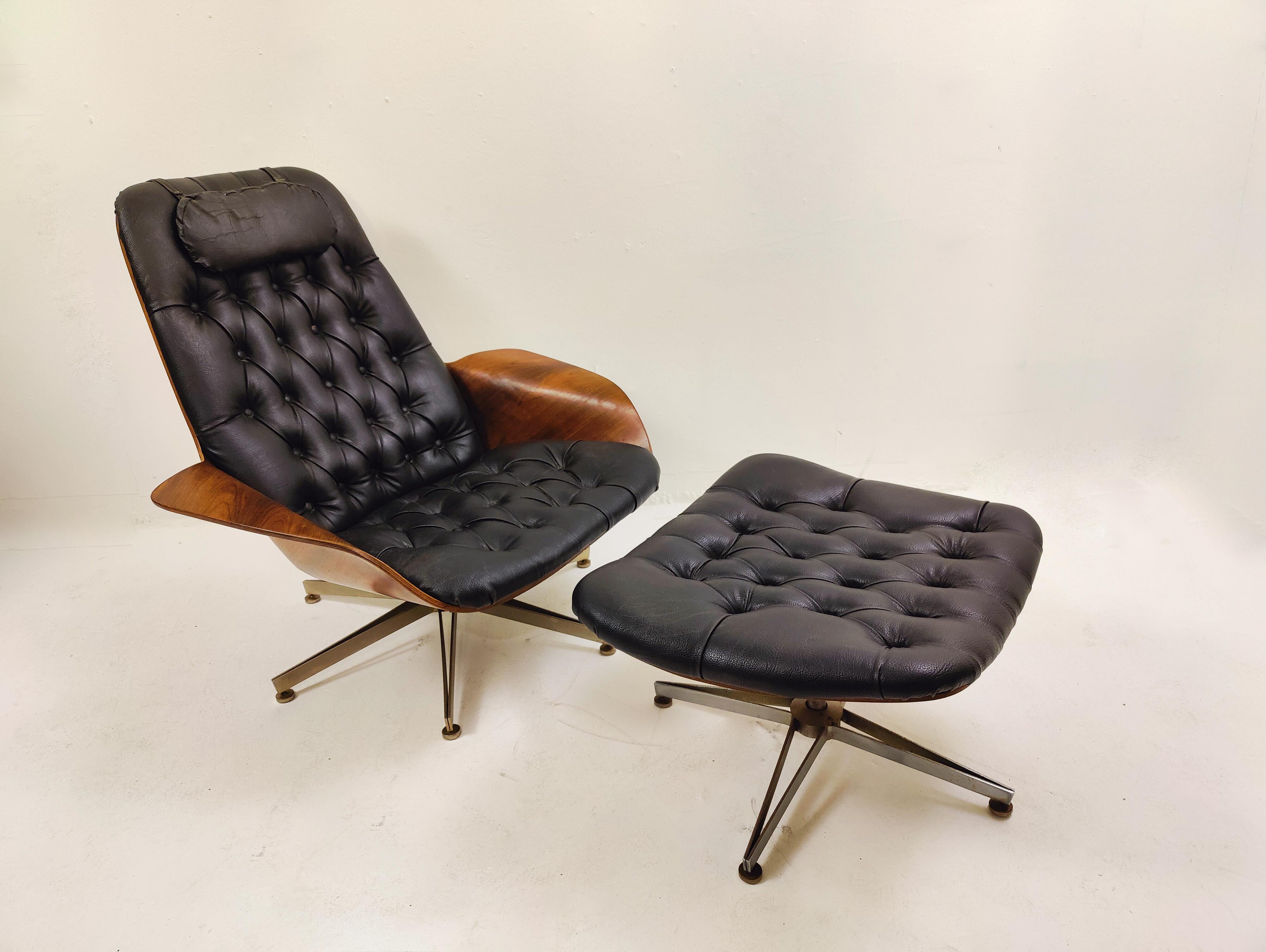 Swivel Black Leather Armchair, Plywood Armrests and Ottoman, George Mulhauser In Good Condition In Brussels, BE