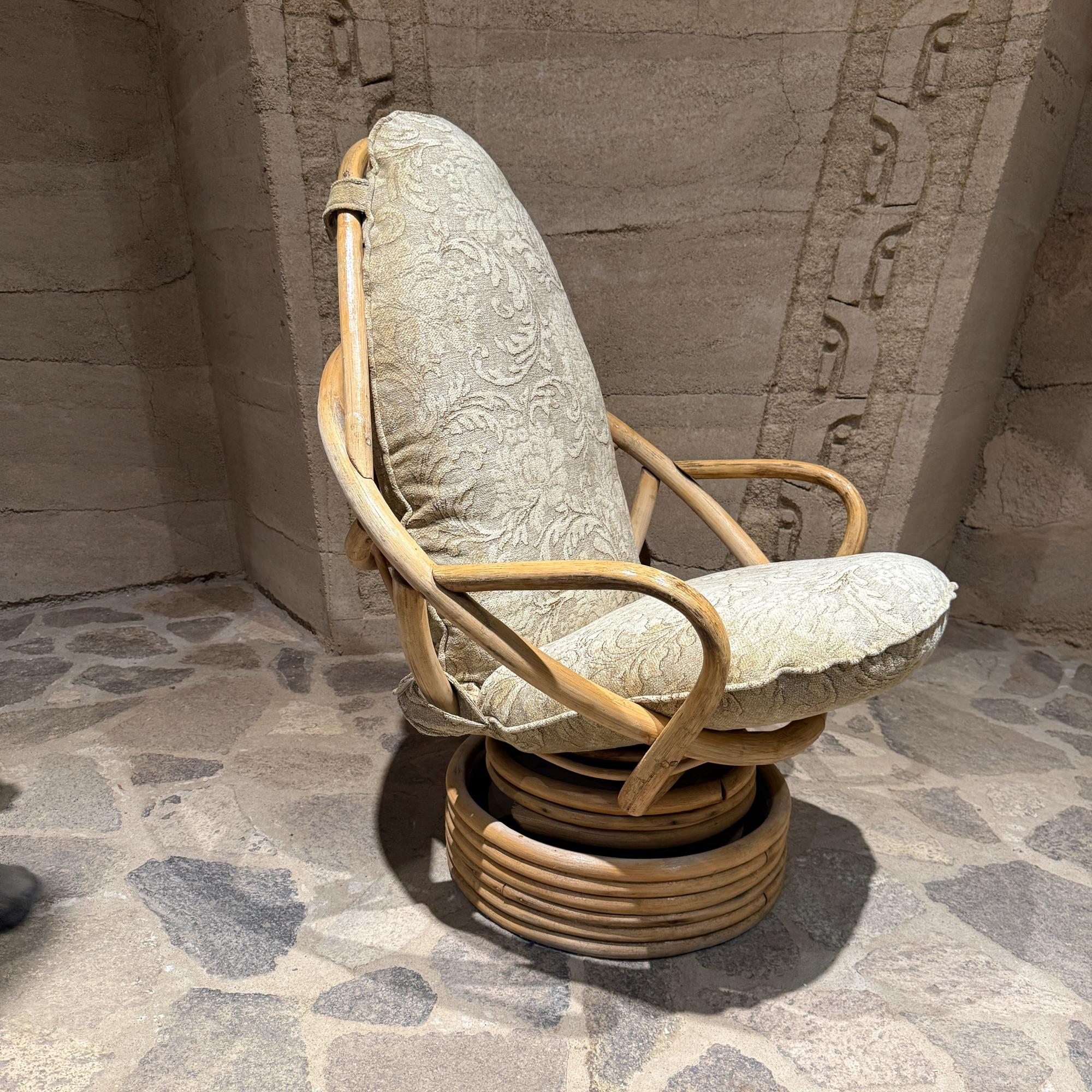 Tumbona de cubo giratoria sobre ratán apilado  Pedestal de bambú Mid Century en Bastante bueno estado para la venta en Chula Vista, CA