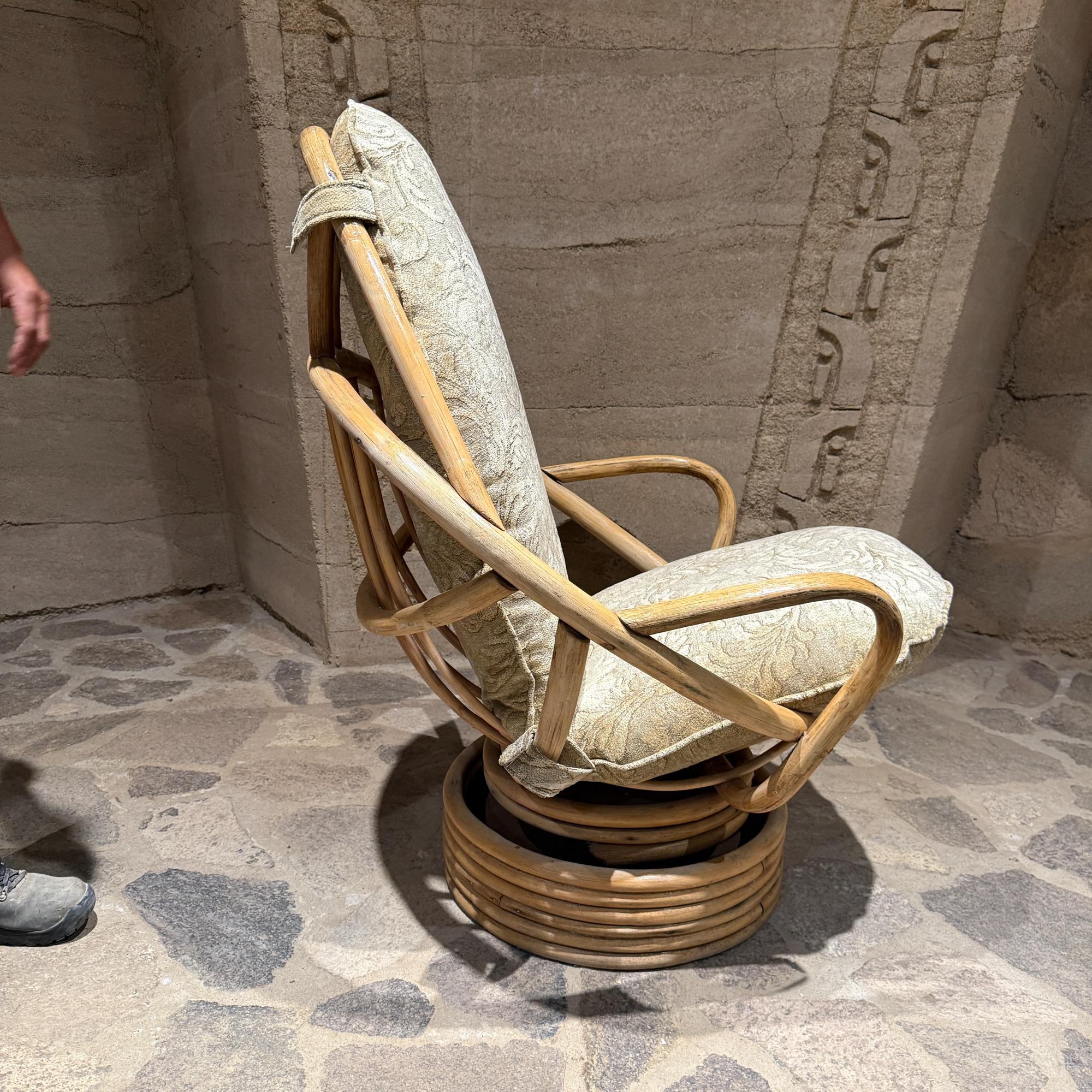 Tumbona de cubo giratoria sobre ratán apilado  Pedestal de bambú Mid Century Ratán en venta