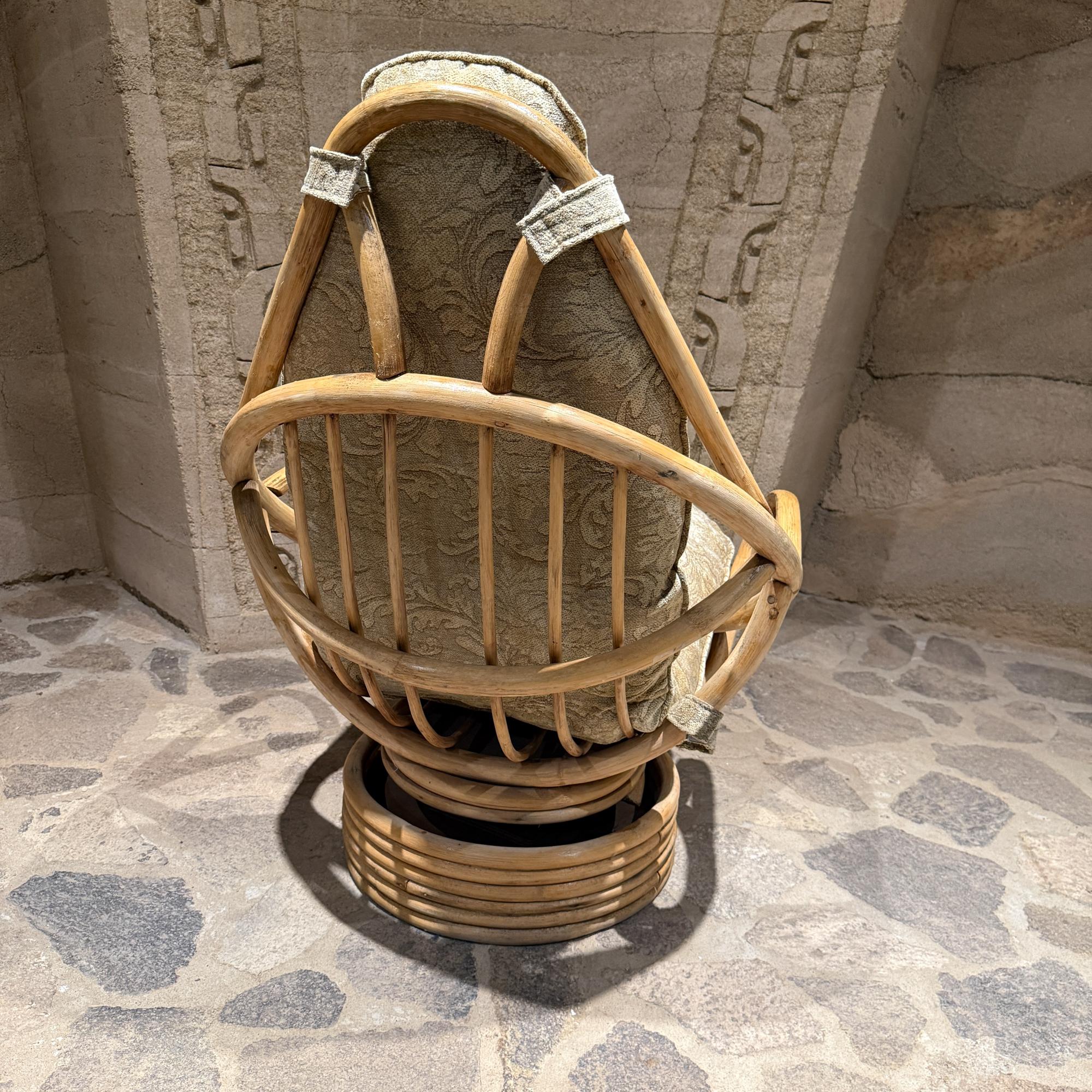 Tumbona de cubo giratoria sobre ratán apilado  Pedestal de bambú Mid Century en venta 2