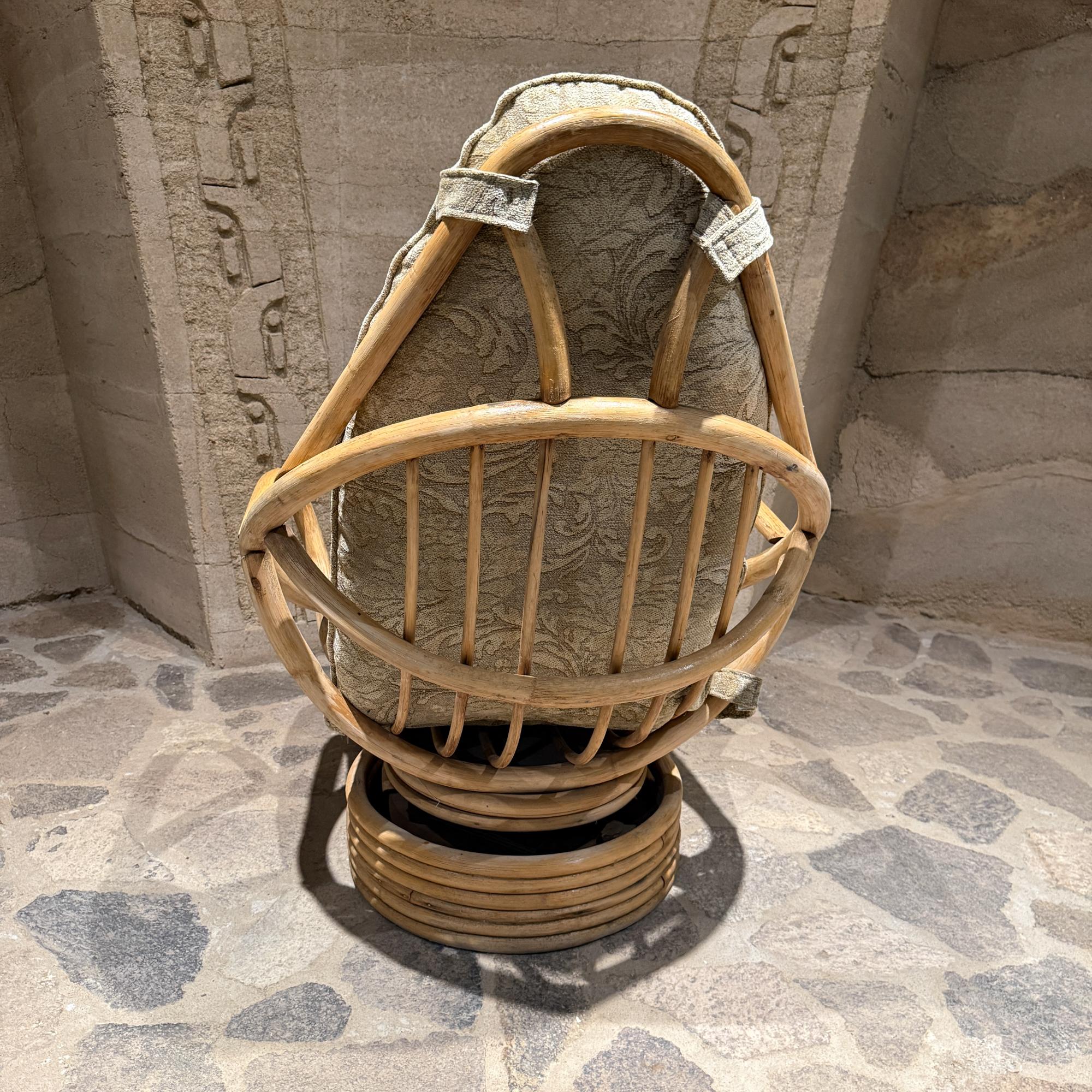 Tumbona de cubo giratoria sobre ratán apilado  Pedestal de bambú Mid Century en venta 4