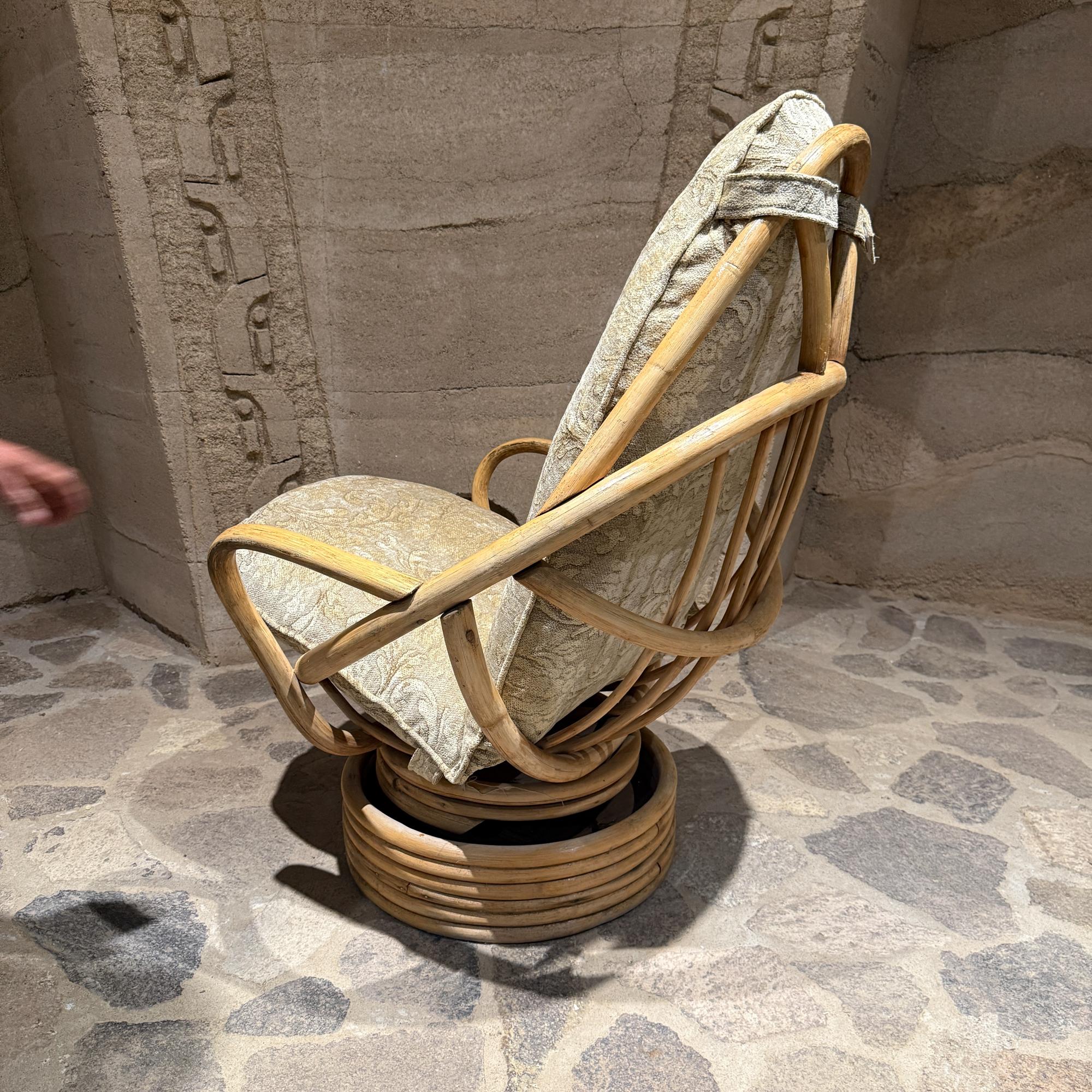 Tumbona de cubo giratoria sobre ratán apilado  Pedestal de bambú Mid Century en venta 6