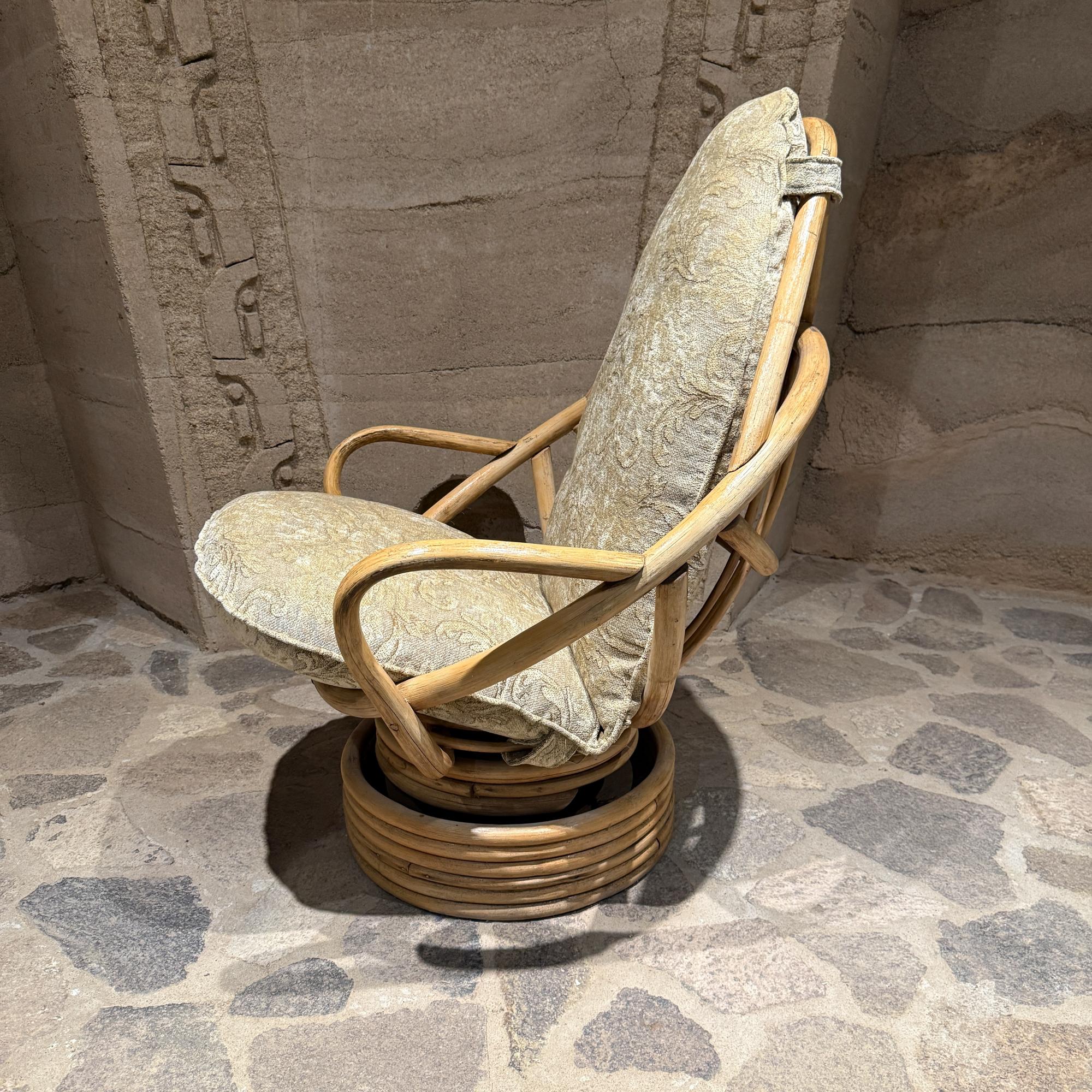 Tumbona de cubo giratoria sobre ratán apilado  Pedestal de bambú Mid Century en venta 8