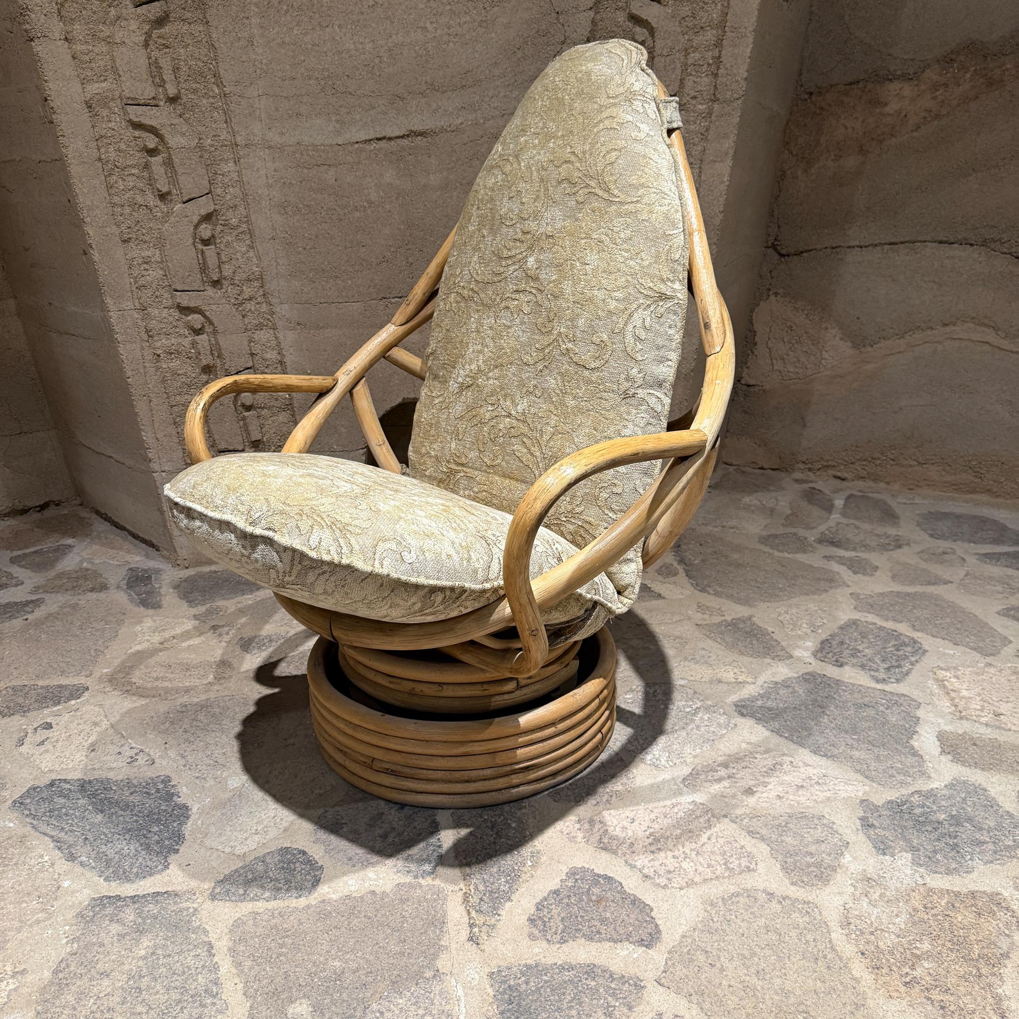 Tumbona de cubo giratoria sobre ratán apilado  Pedestal de bambú Mid Century en venta 10