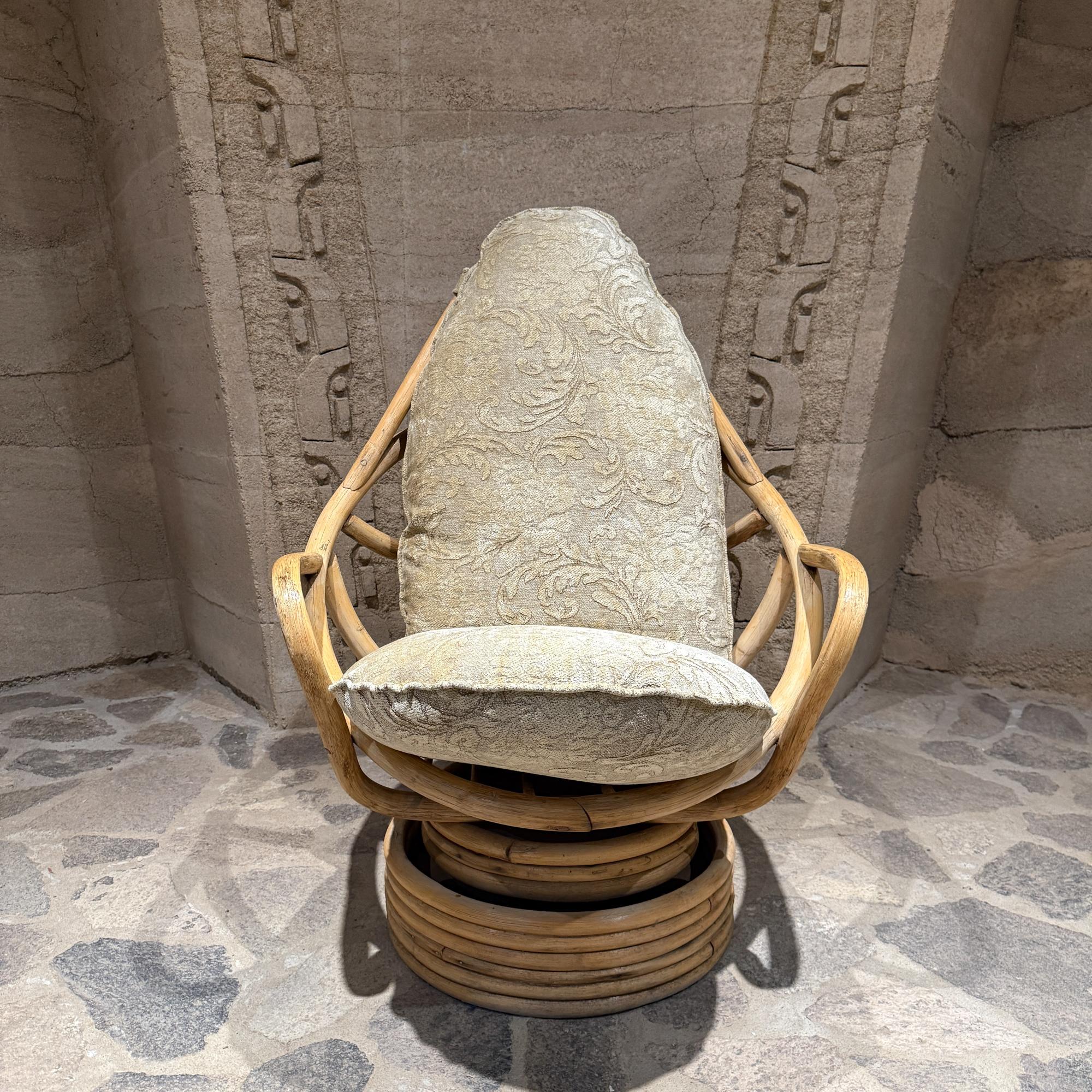 Tumbona de cubo giratoria sobre ratán apilado  Pedestal de bambú Mid Century Moderno de mediados de siglo en venta