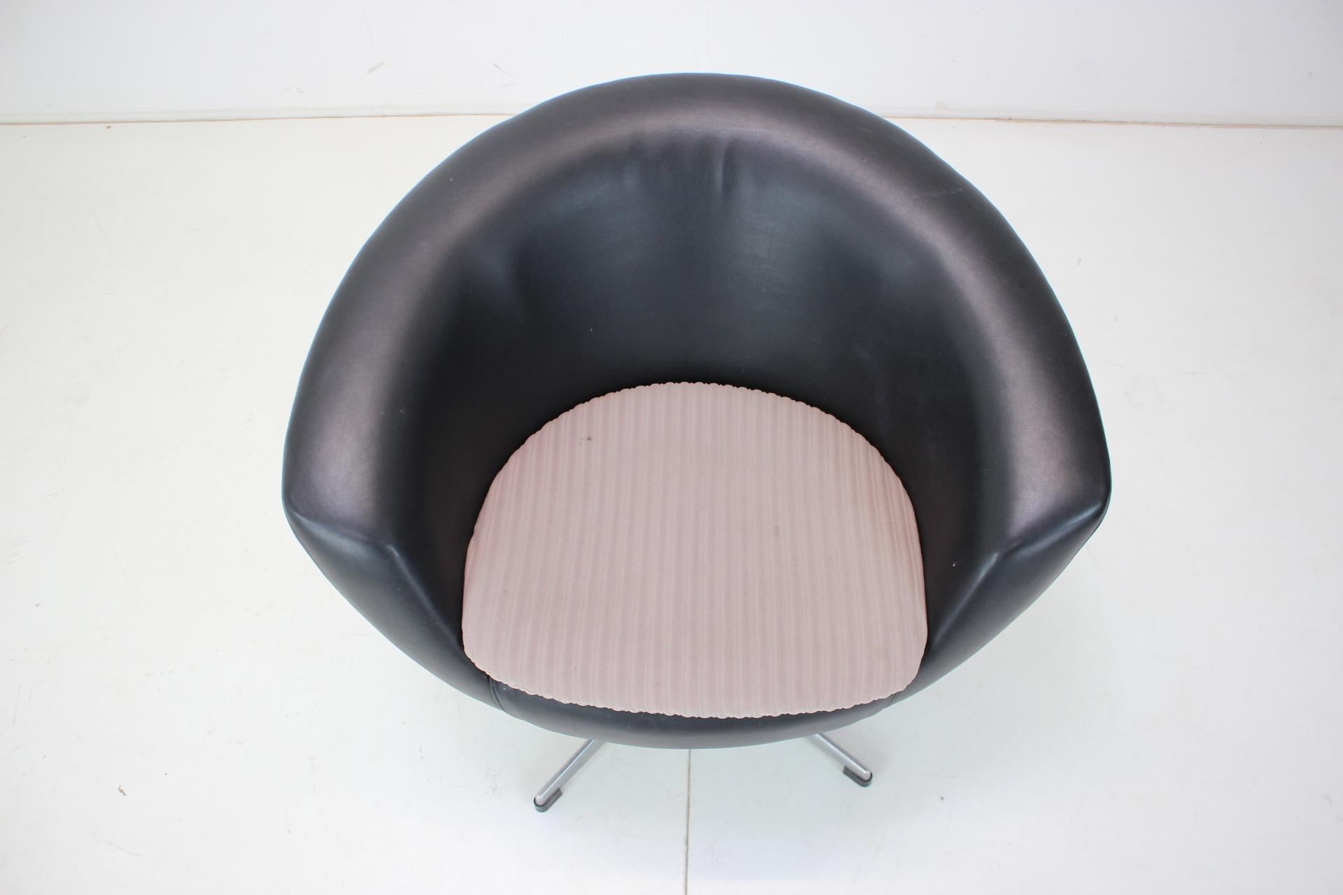 Mid-Century Modern Swivel Chair, 1970s Cechoslovakia For Sale