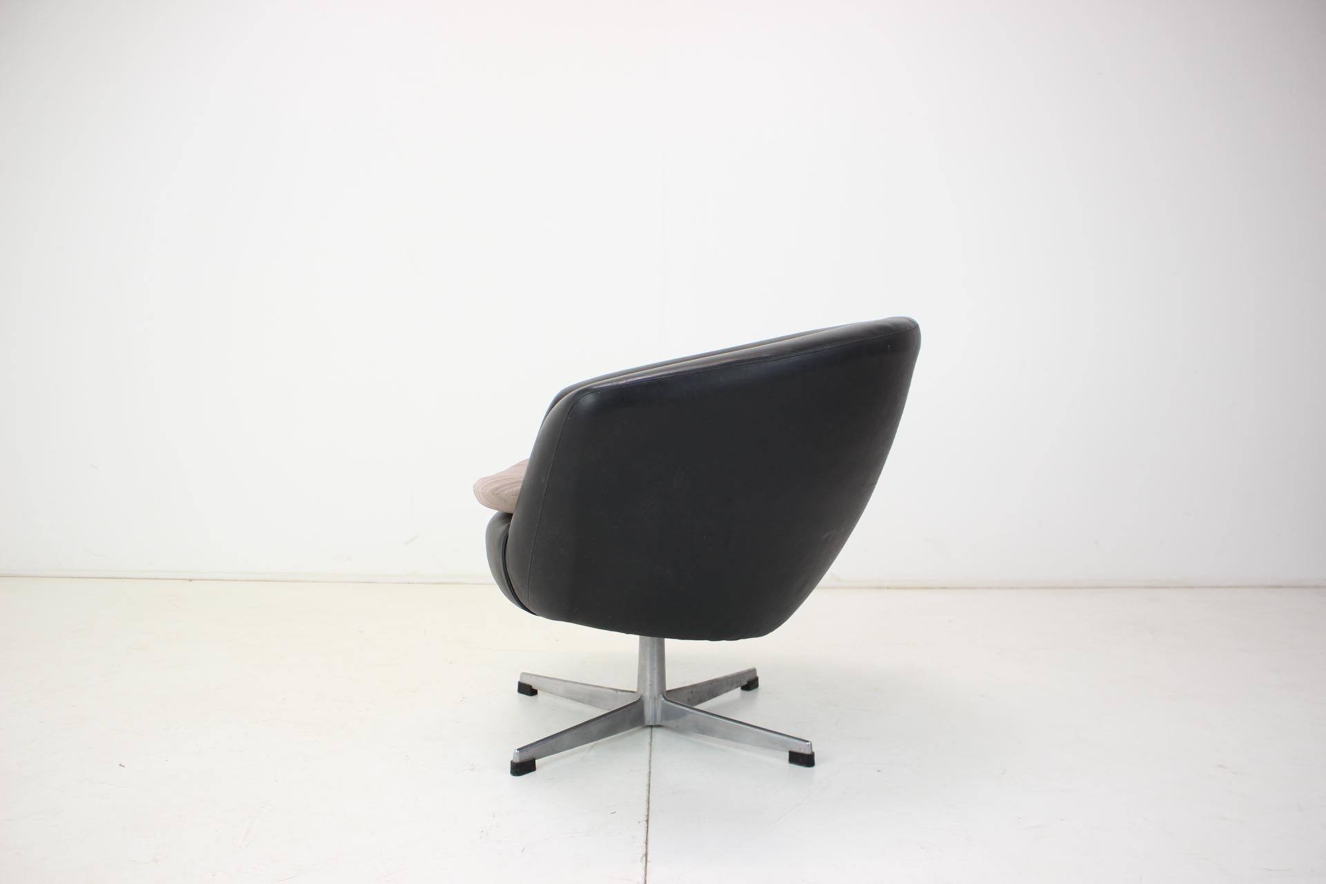 Late 20th Century Swivel Chair, 1970s Cechoslovakia For Sale