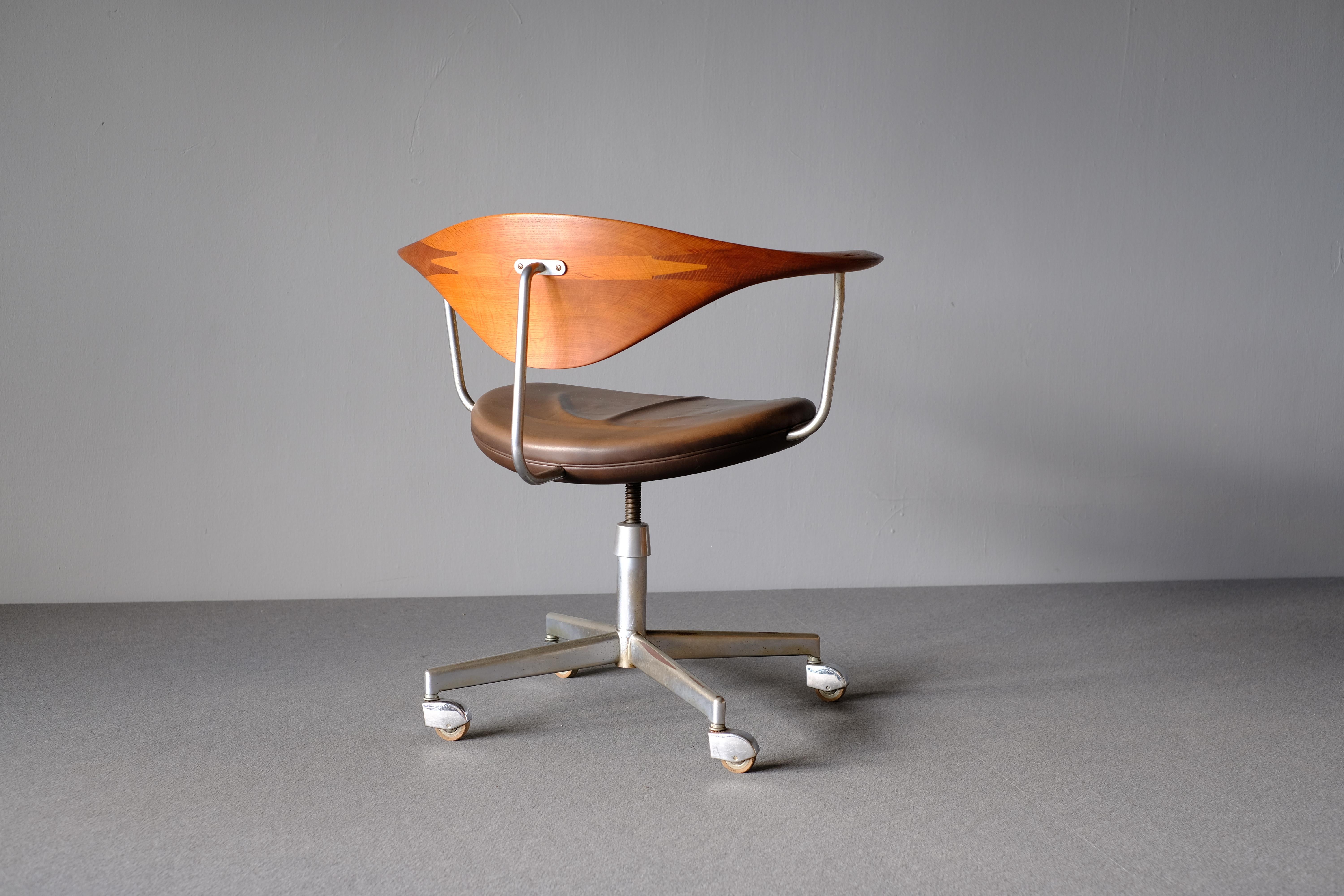This amazing executive office chair model JH-502 was designed by Hans Wegner for master cabinetmaker Johannes Hansen. It was presented at the Copenhagen Cabinetmaker Guild Exhibition at Kunstindustrimuseet in 1955. This lovely example, circa 1960s