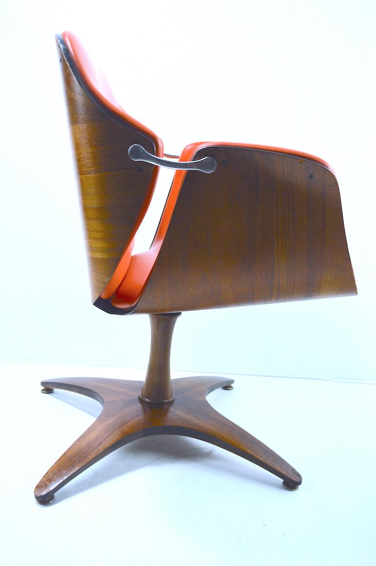 Swivel Chair by Mulhauser for Plycraft In Good Condition For Sale In New York, NY