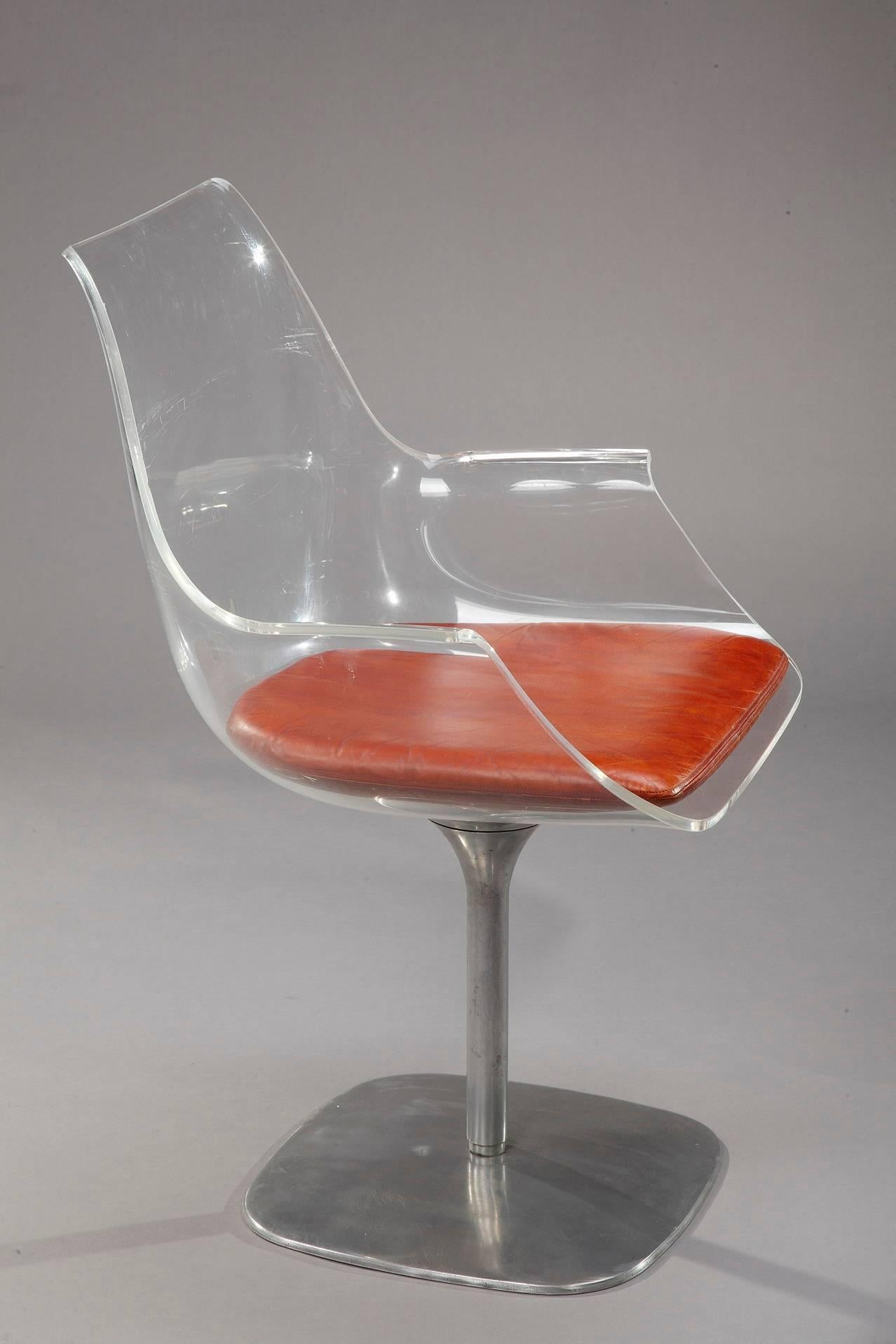 Swivel chair from the 1970s close to Estelle (USA, 1915-1997) and Erwin Laverne (1909-2003) 1957 Champagne chair. The seat in Lucite is resting on an aluminium rotating base, with original upholstery in brown-orange leather. 8 chairs