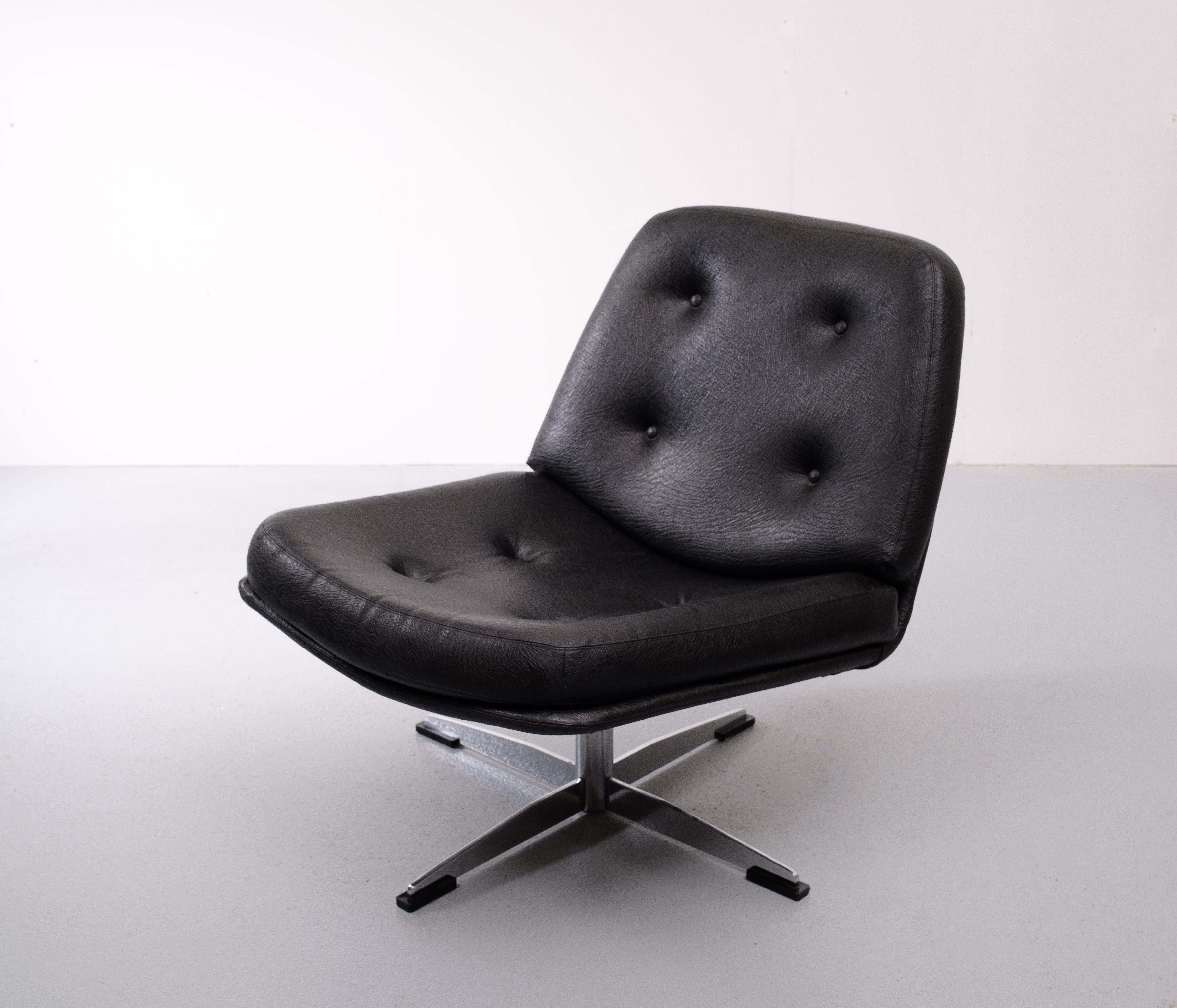 Swivel chair designed by Gillis Lundgren for Ikea in the 1960s. Model Mila.
The chair is upholstered in black faux leather and stands on a chrome star base.
Sit comfortably.





