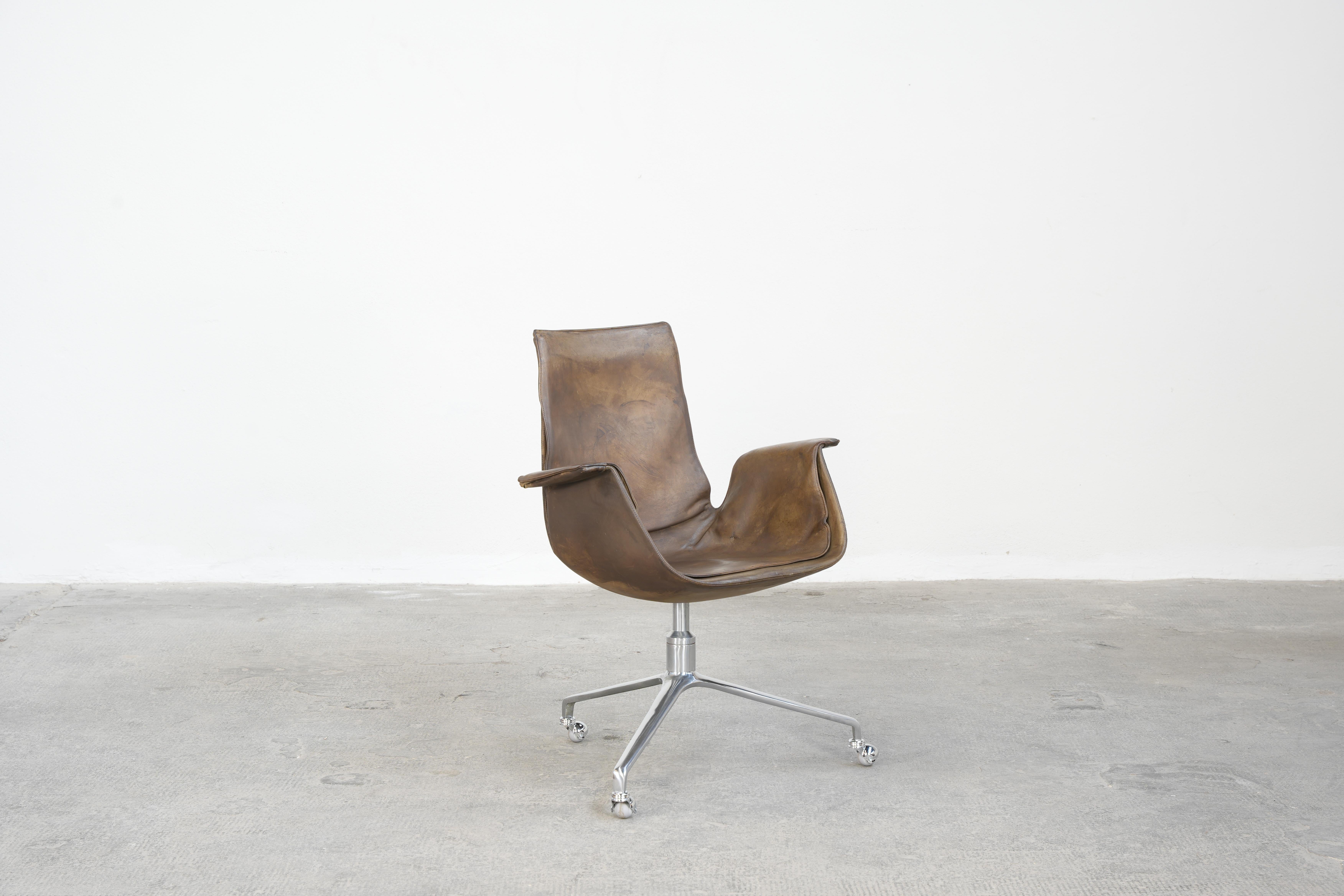Beautiful tulip chair designed by Preben Fabricius and Jørgen Kastholm and produced by Alfred Kill International. 
The chair comes in original condition with beautifully patinated leather in dark cognac brown.
Overall the chair is in a very good