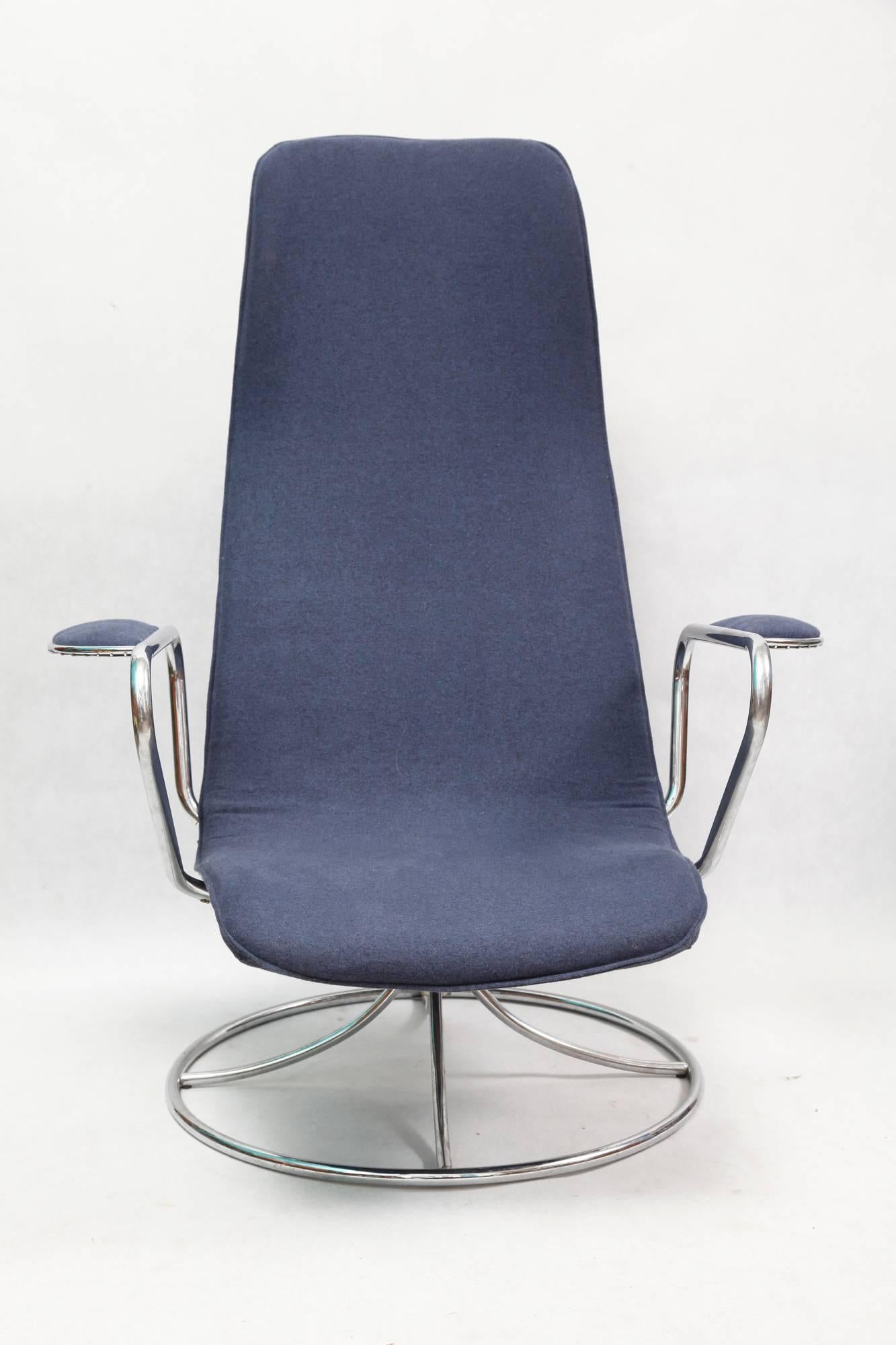 A lounge chair, from the end of the 1980s, with a low seating position. Definitely not to the desk or table. Exquisite in front of the TV. 
The seat is covered with dark blue felt. It has a new filling inside, which makes it very