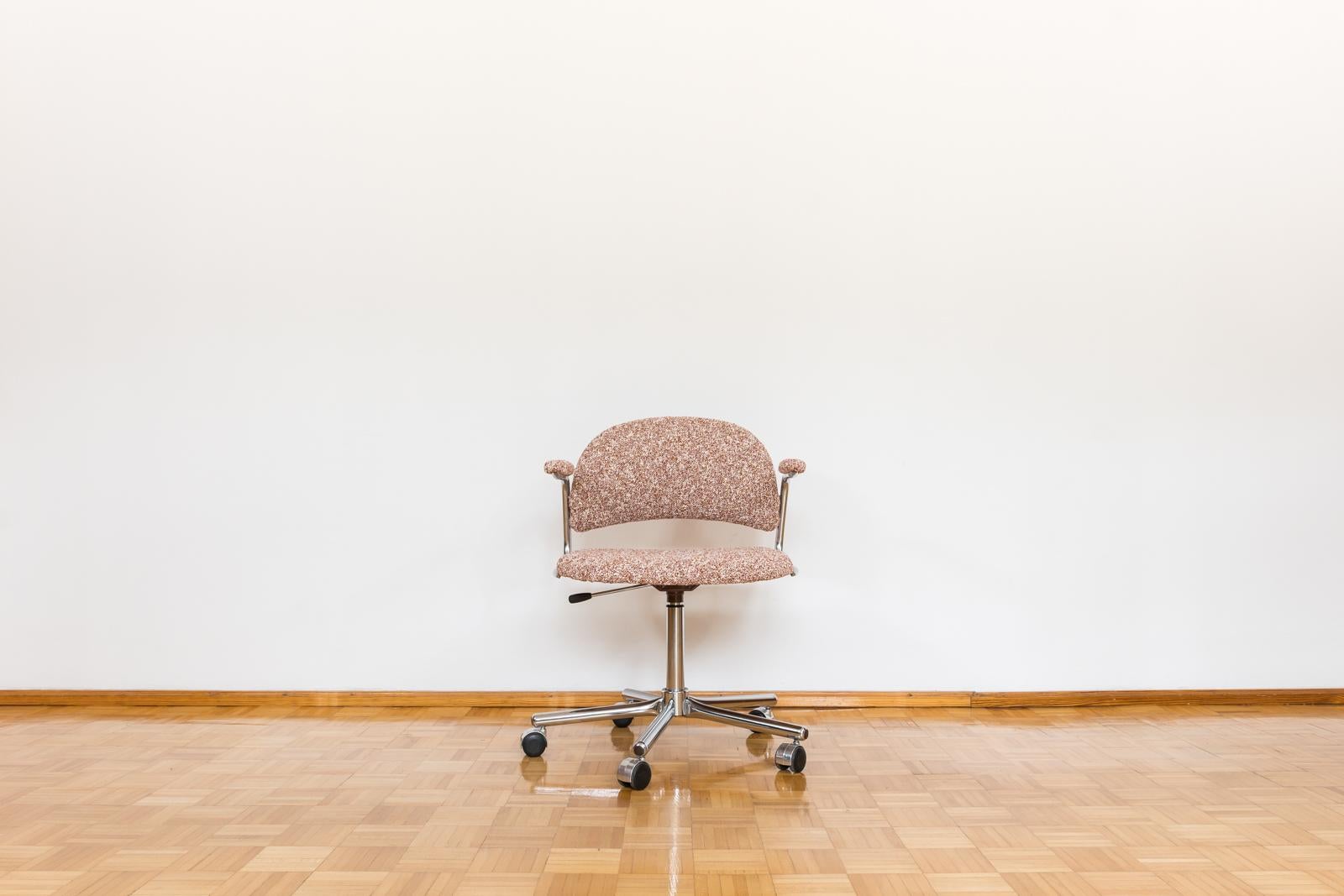Office swivel chair from Kovona in Kvadrat, Czech, 1990s  
Reupholstered chair in white and red (terracotta colour) boucle fabric from Kvadrat. 
Chair rest on metal star base, on wheels (Metal parts are chrome-plated) 
Seat Height 43-55cm