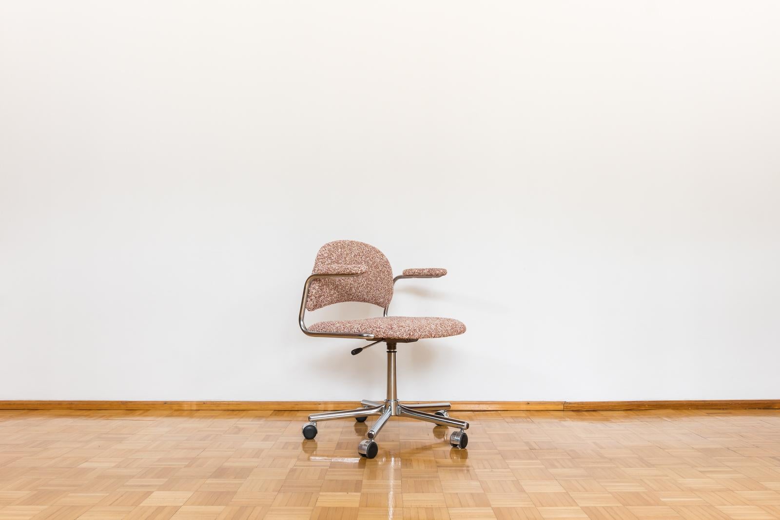 Streamlined Moderne Swivel Chair from Kovona in Kvadrat, 1990s For Sale