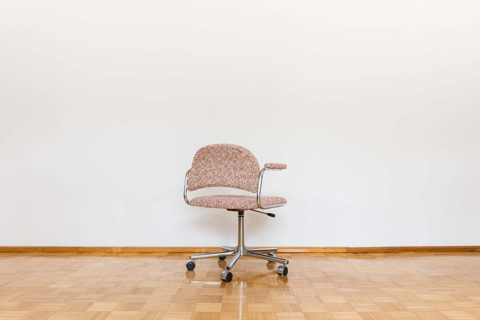 Swivel Chair from Kovona in Kvadrat, 1990s In Good Condition For Sale In Wroclaw, PL