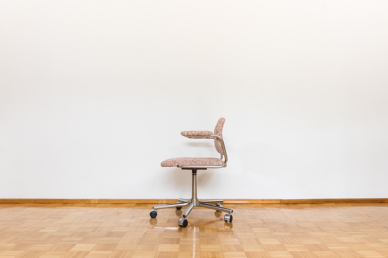 Metal Swivel Chair from Kovona in Kvadrat, 1990s For Sale