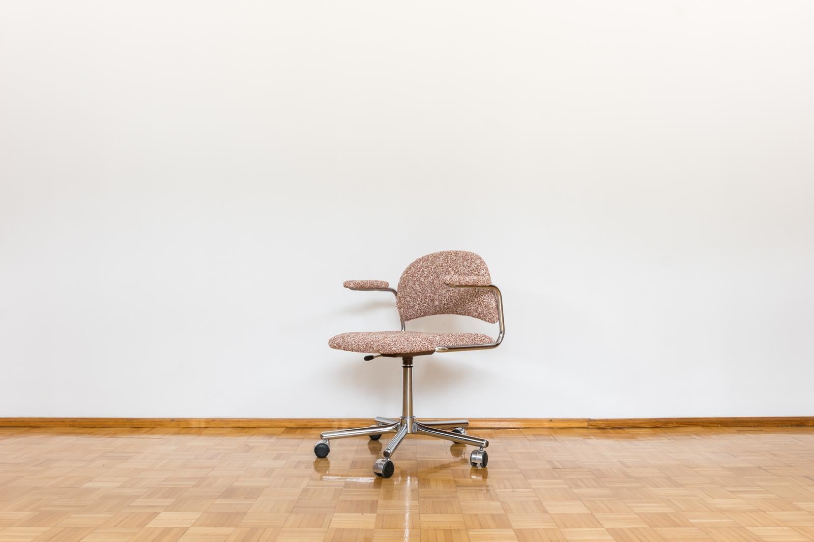 Swivel Chair from Kovona in Kvadrat, 1990s For Sale 1