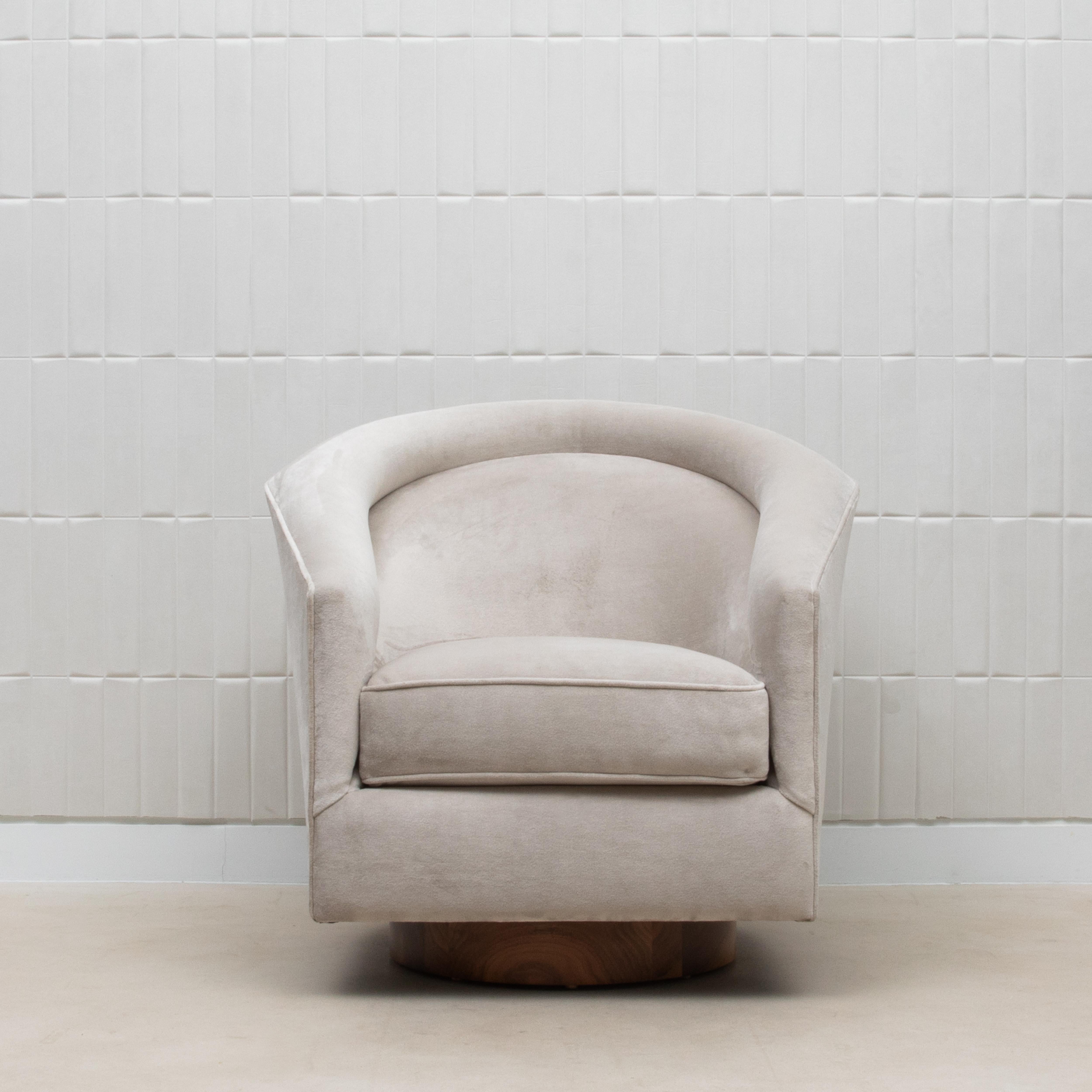 La Sedia Girevole in Velluto Grigio con Wood di MOGUL è una splendida testimonianza di lusso e artigianalità, progettata per elevare qualsiasi spazio abitativo. La sua morbida imbottitura in velluto grigio offre un'esperienza tattile e soffice,