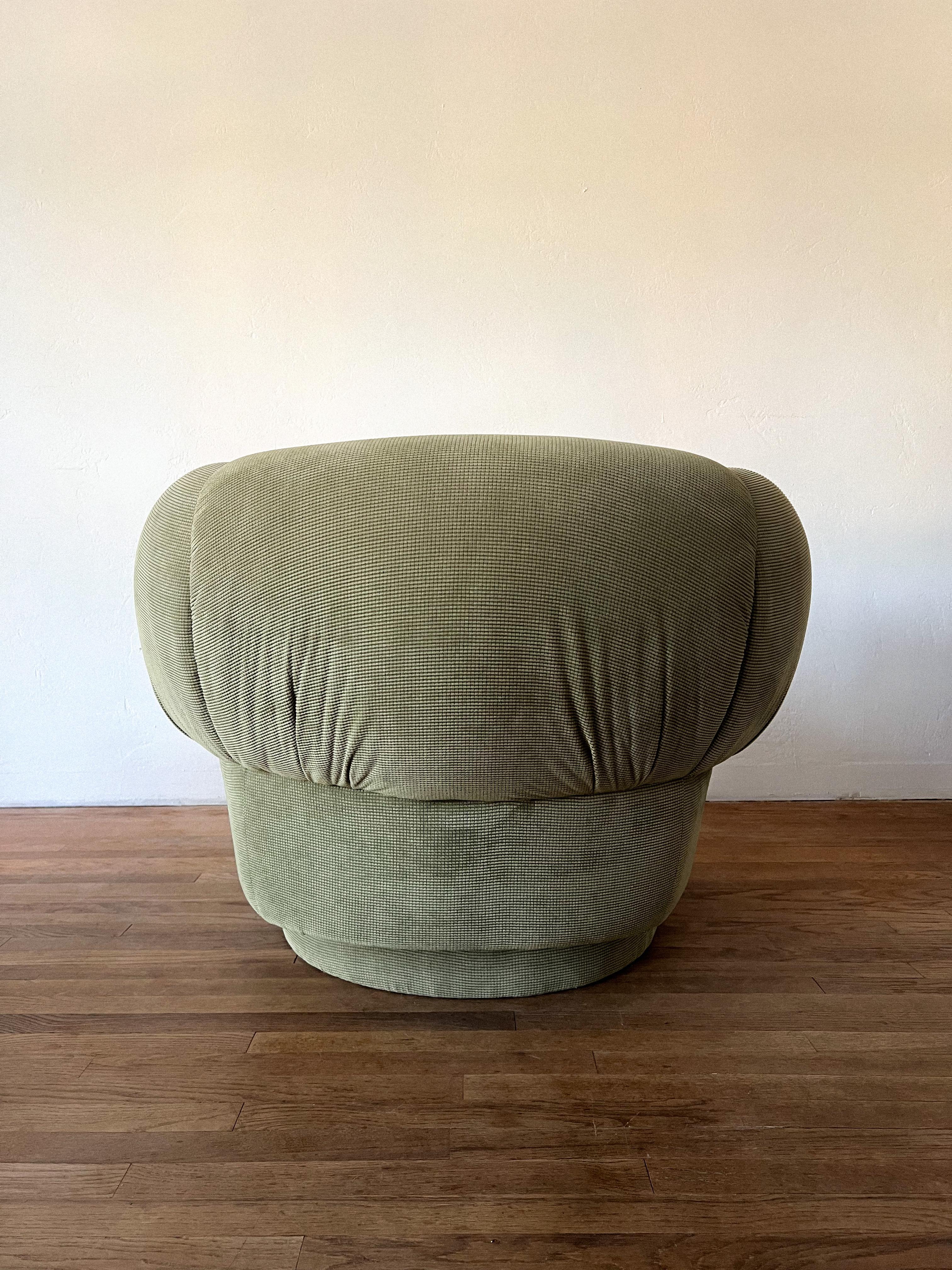 Swivel Chair in the Style of Vladimir Kagan for Directional In Good Condition For Sale In La Mesa, CA