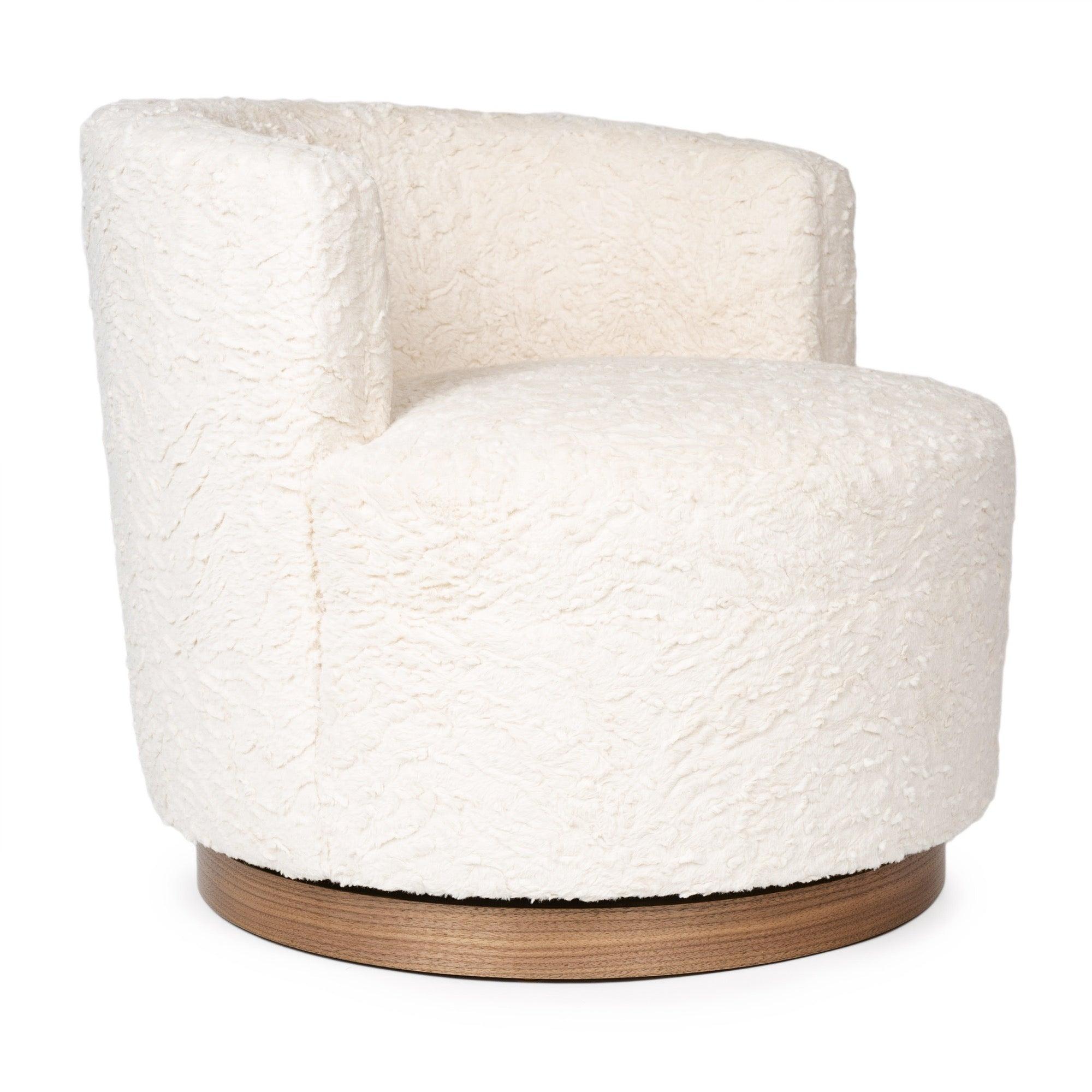 Silla giratoria con respaldo de barril tapizado en imitación de piel de ante sobre una base giratoria de nogal laminado. Tapicería a medida disponible. Consulta el plazo de entrega.