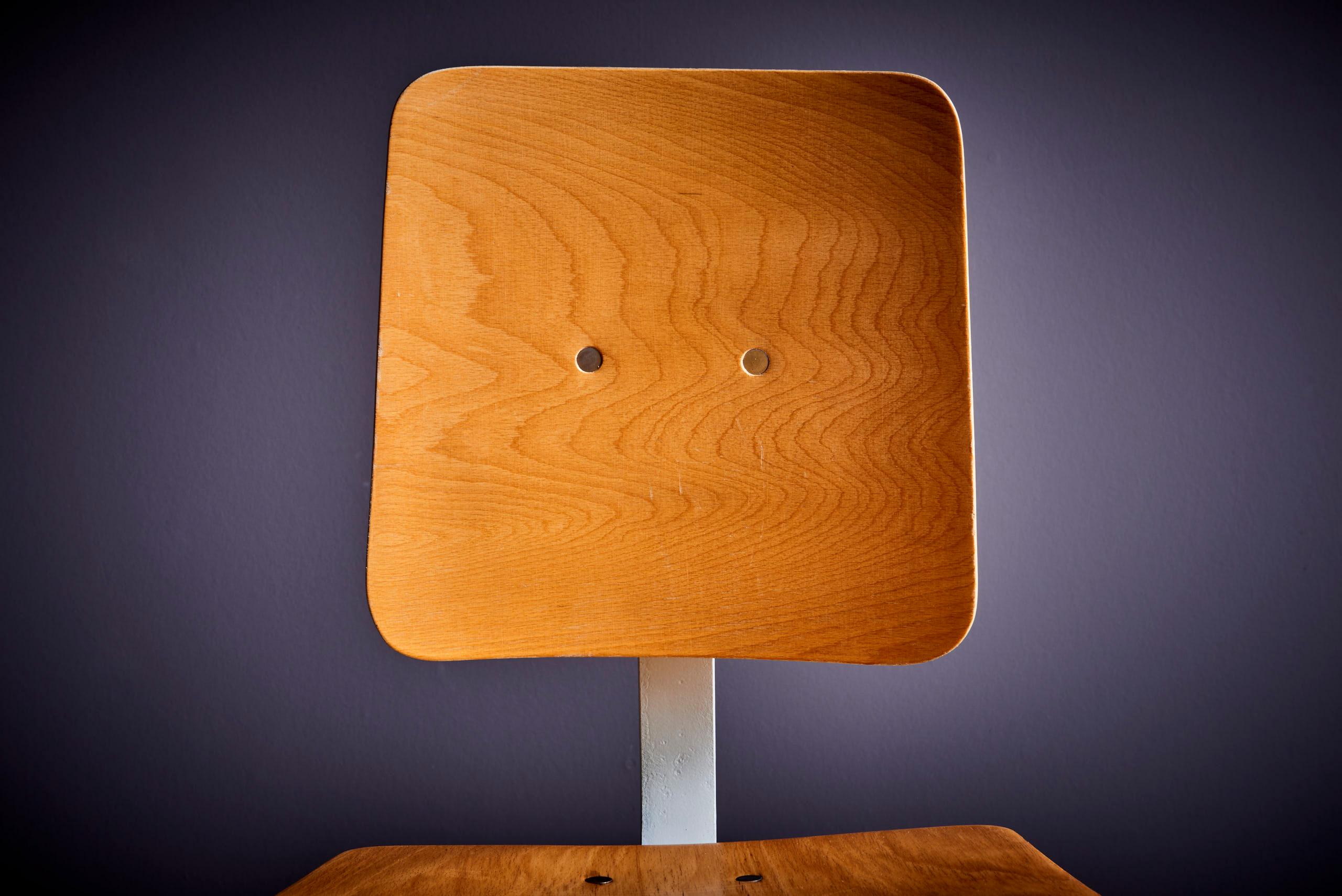 Silla giratoria de madera con base de 4 patas, Alemania.